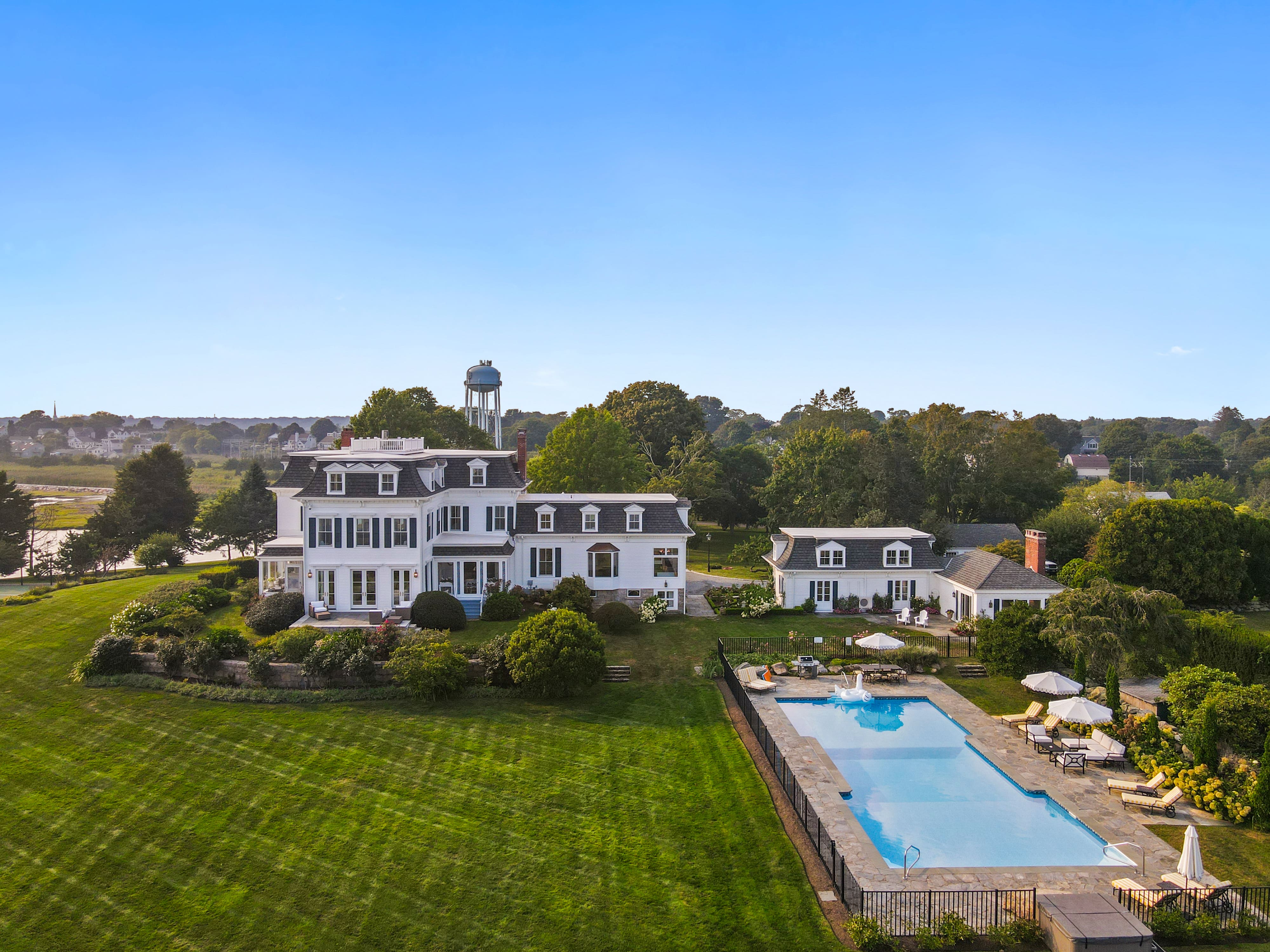 House Montauk Bluff: 7-Bedroom Luxury Apartment with Beachfront and Seaview, Montauk