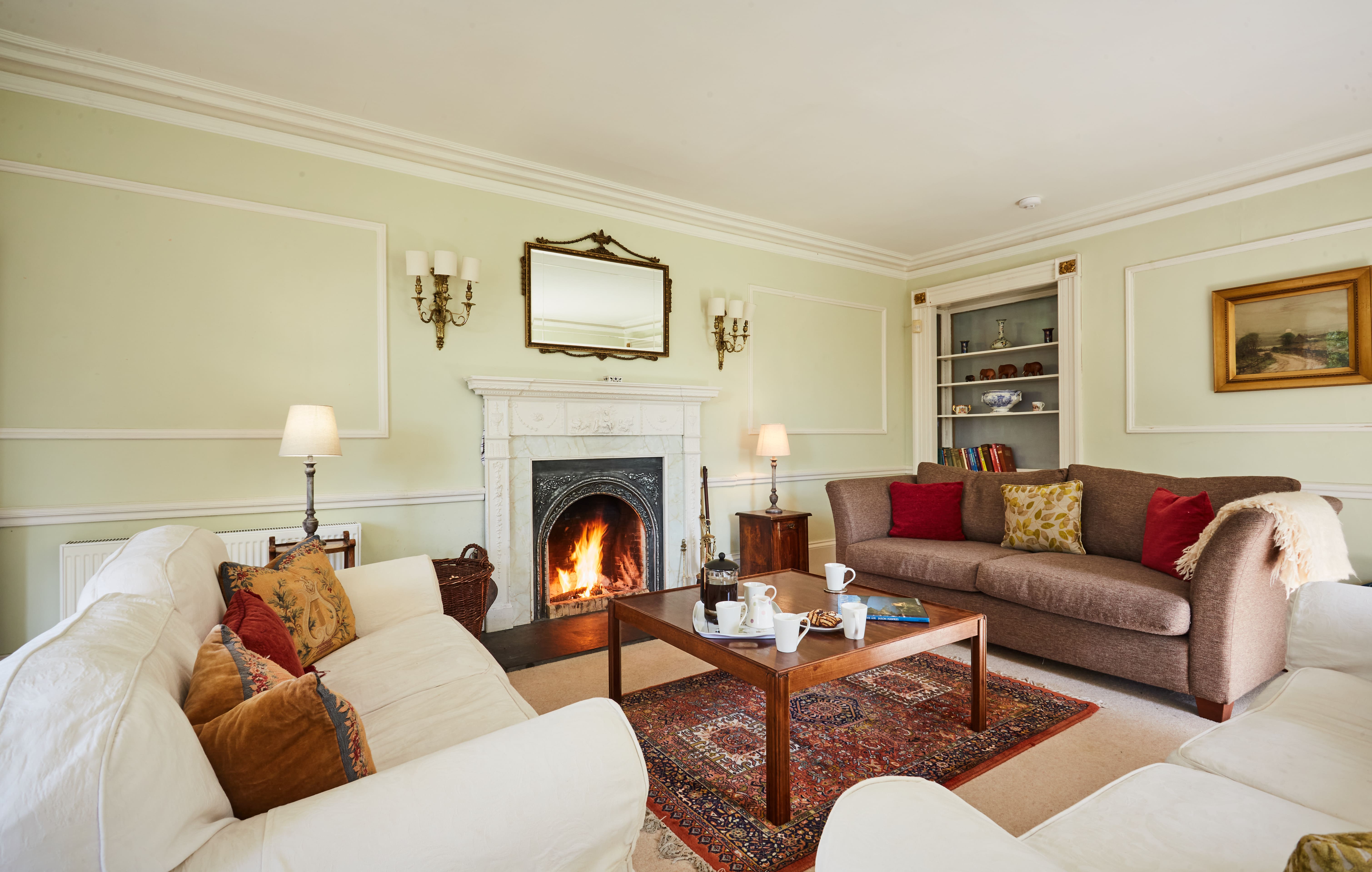 House Monzie Perthshire: Elegant 5-Bedroom House with Hot Tub, Perth and Kinross