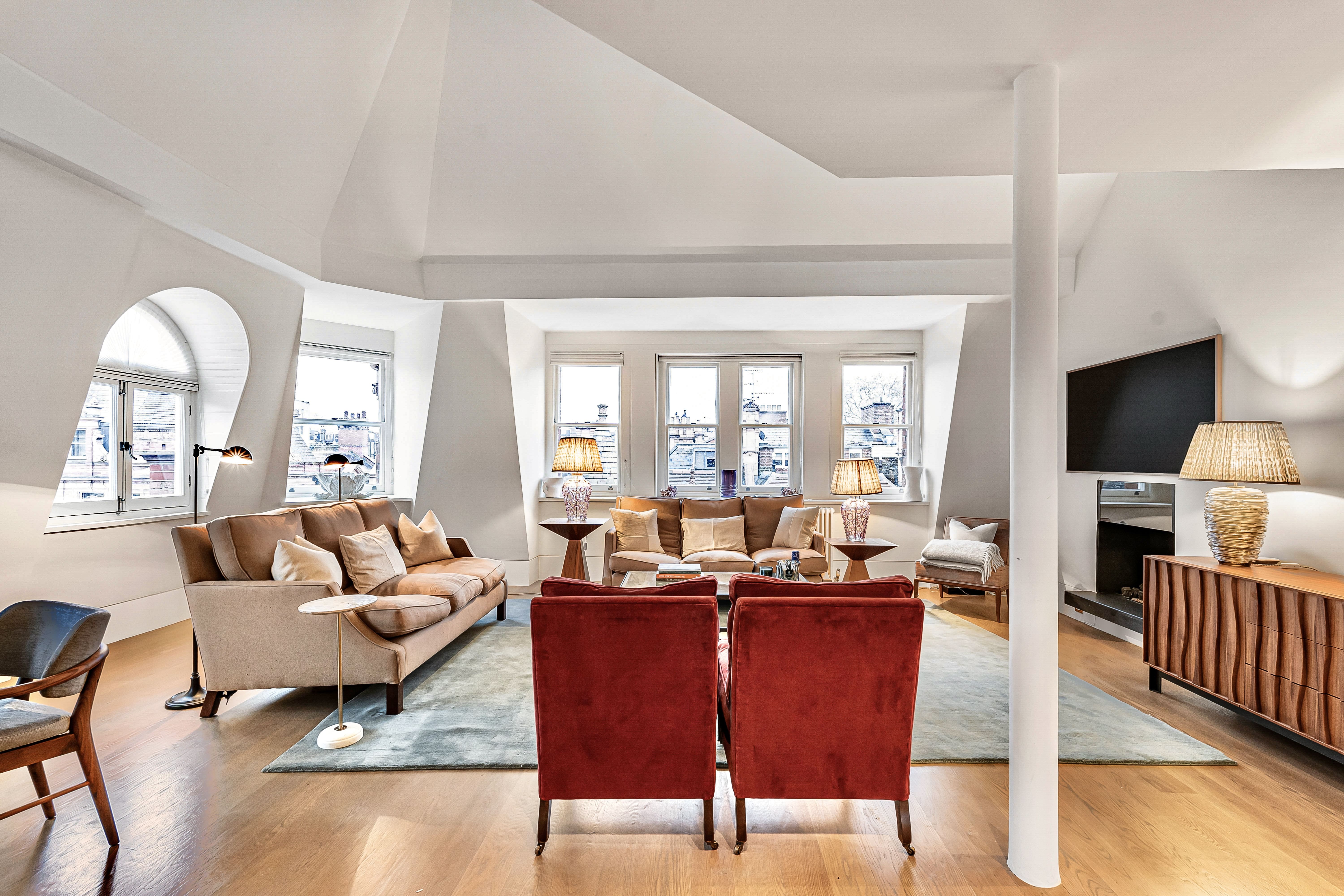 House Mount Mayfair: Elegant 2-Bedroom Apartment with En-Suite Bathrooms, Mayfair