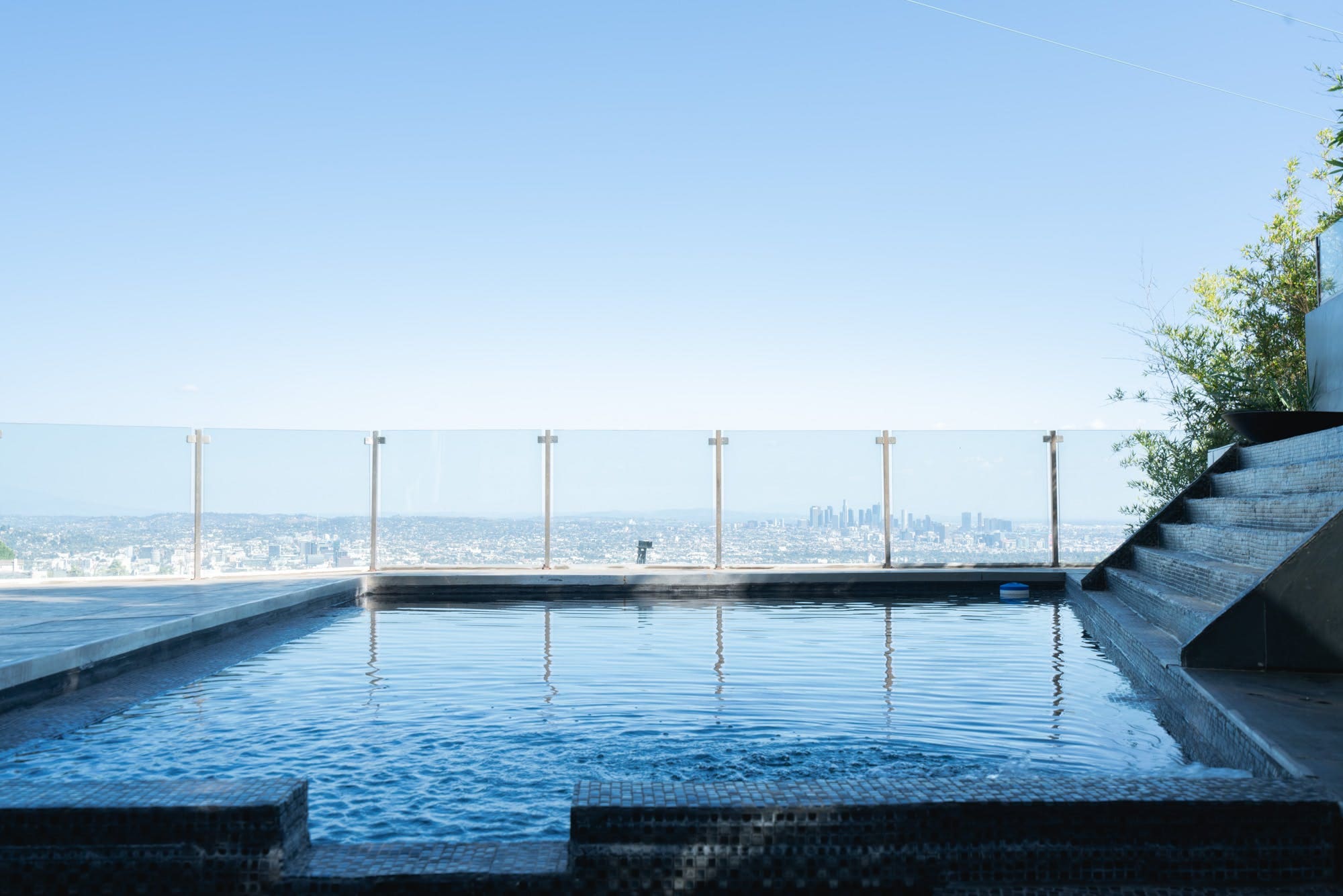 House Mulholland Laurel: Luxury 6-Bedroom Villa with Seaview and Pool, Laurel Canyon