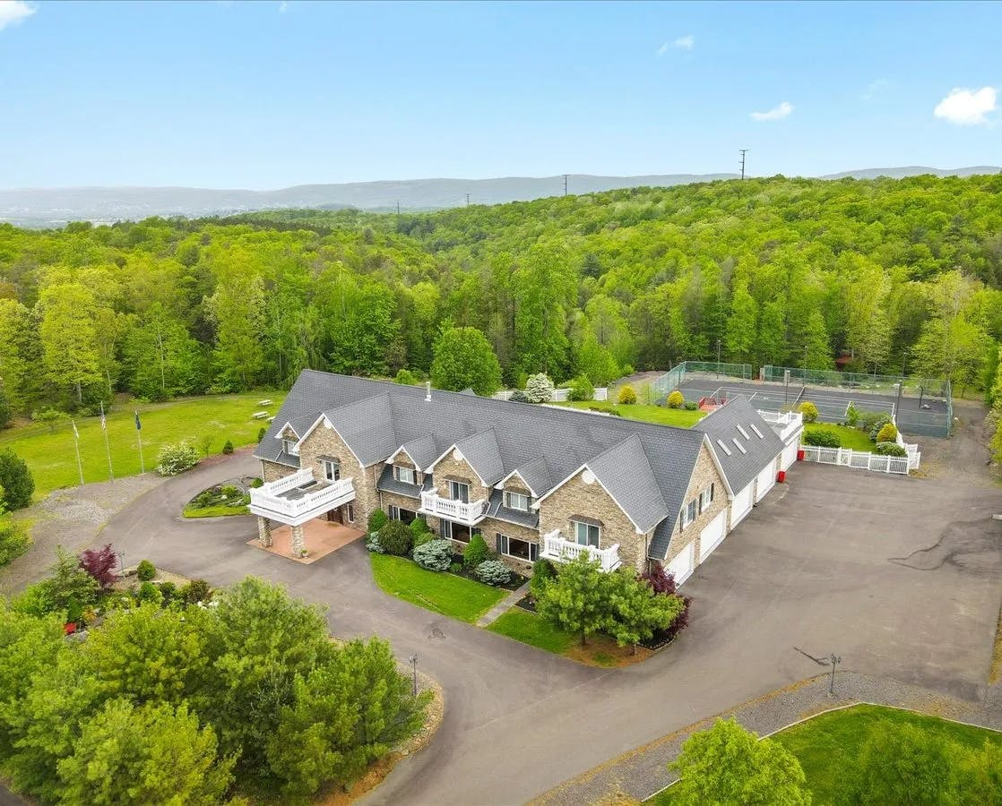 House Nescopeck Luzerne: Luxury 8-Bedroom House with Pool and Tennis Court, Luzerne County