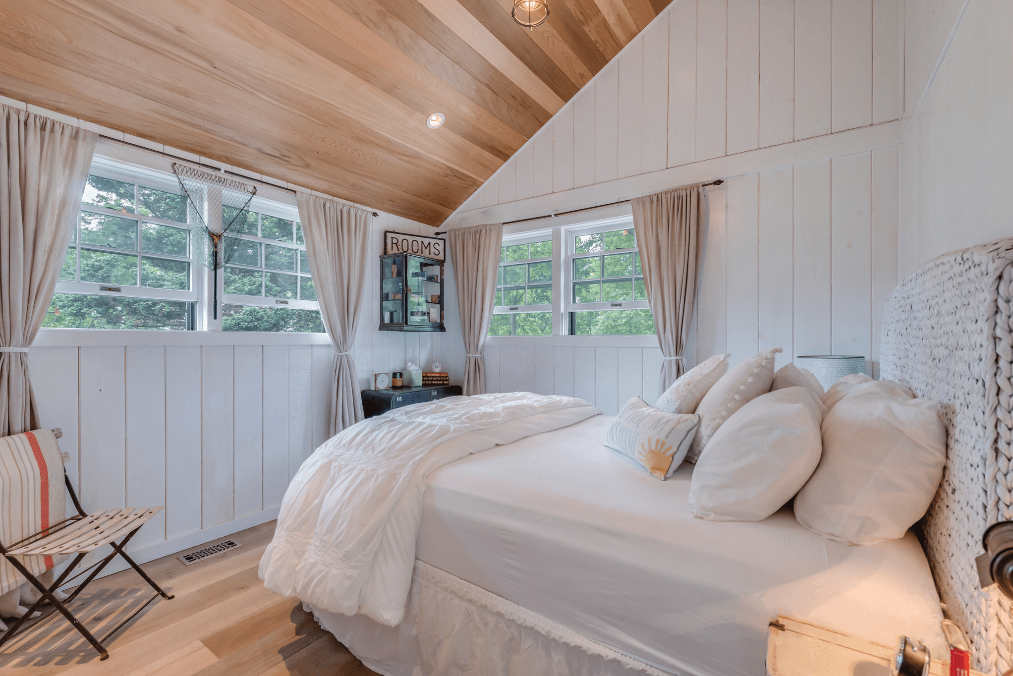 House Noyack Sag Harbor Sag Harbor: 4-Bedroom Cottage with Seaviews and Beach Access, Sag Harbor