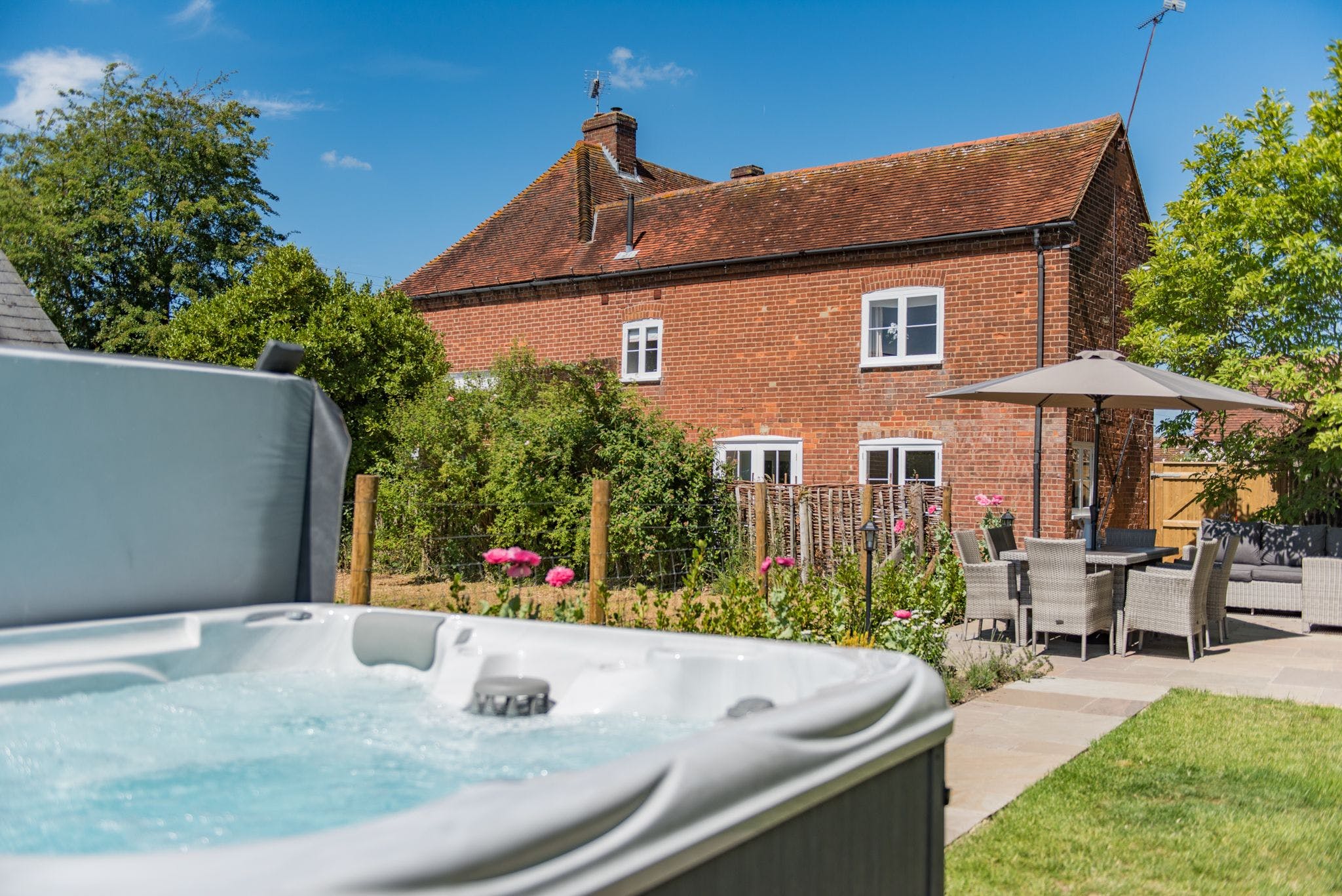House Oare Whitstable: Spacious 4-Bedroom Apartment with Hot Tub, Whitstable