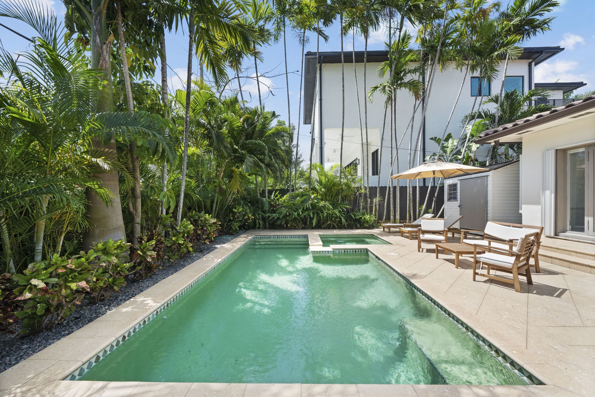 House Palmetto Surfside: Luxury 3-Bedroom Villa with Seaviews, Surfside