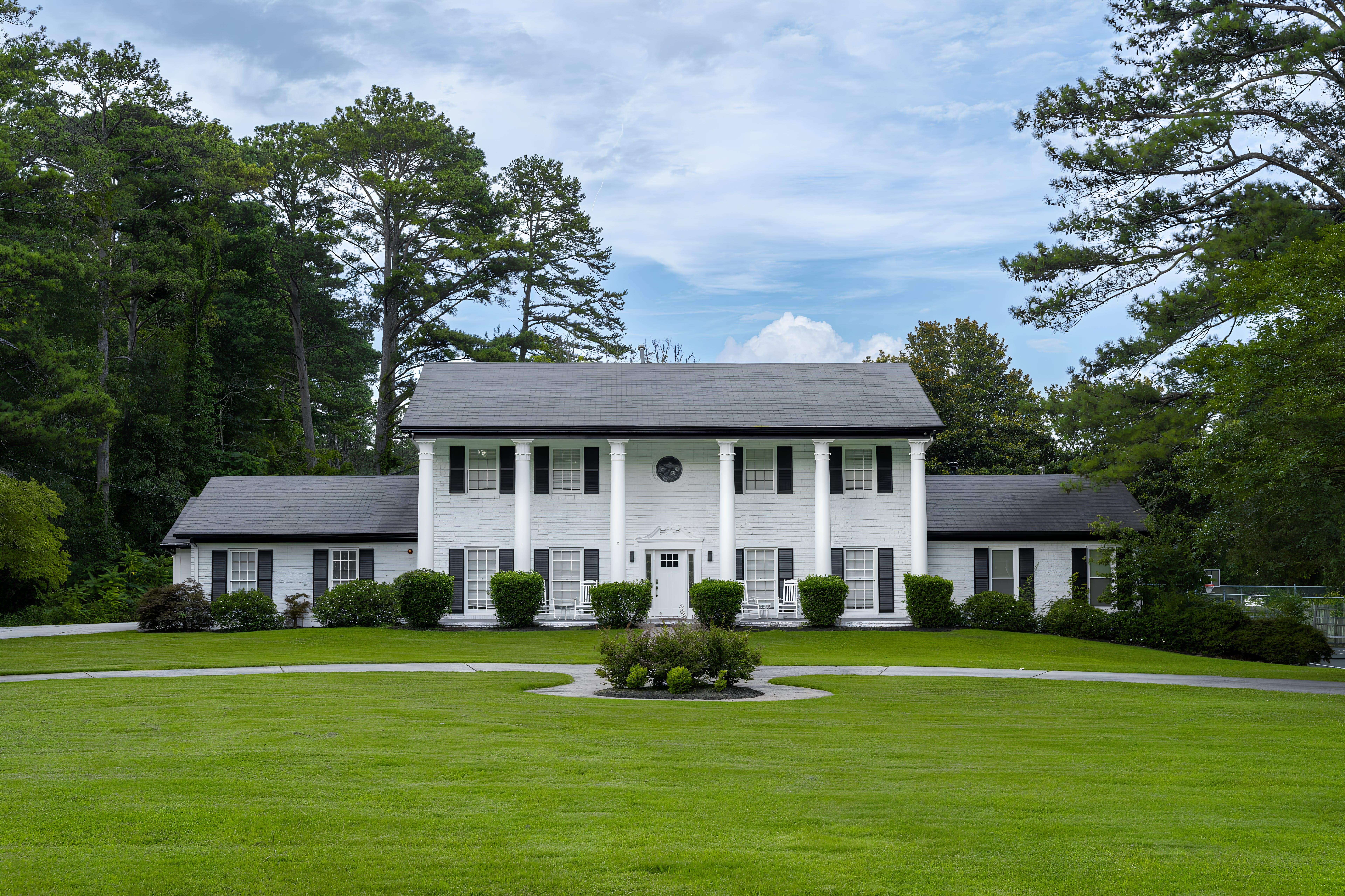 House Peachtree Clayton: Spacious 5-Bedroom Luxury House with Pool and Tennis Court, Clayton County