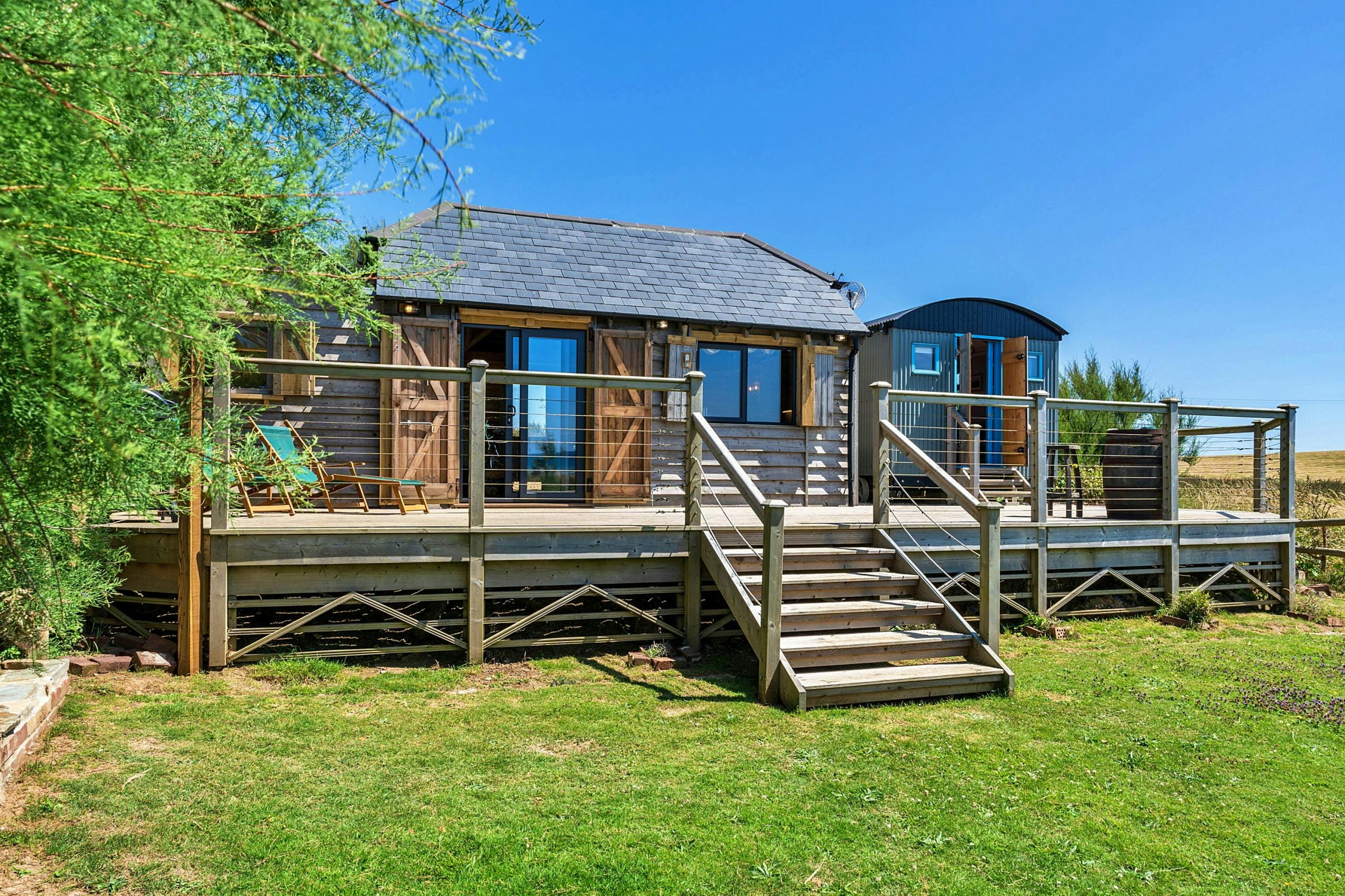 House Pentire Widemouth: Charming 2-Bedroom Cottage Rental with Sea Views, Cornwall