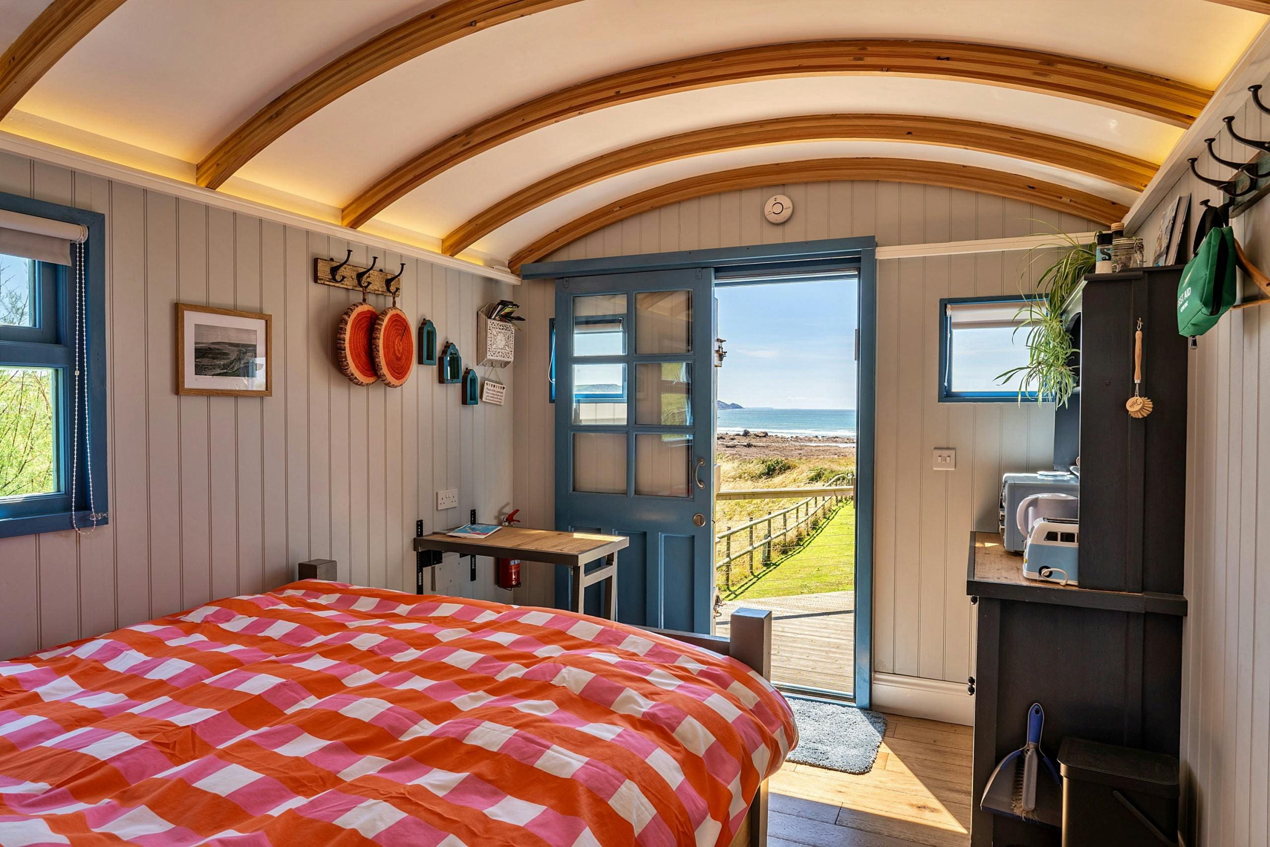 House Pentire Widemouth: Charming 2-Bedroom Cottage Rental with Sea Views, Cornwall