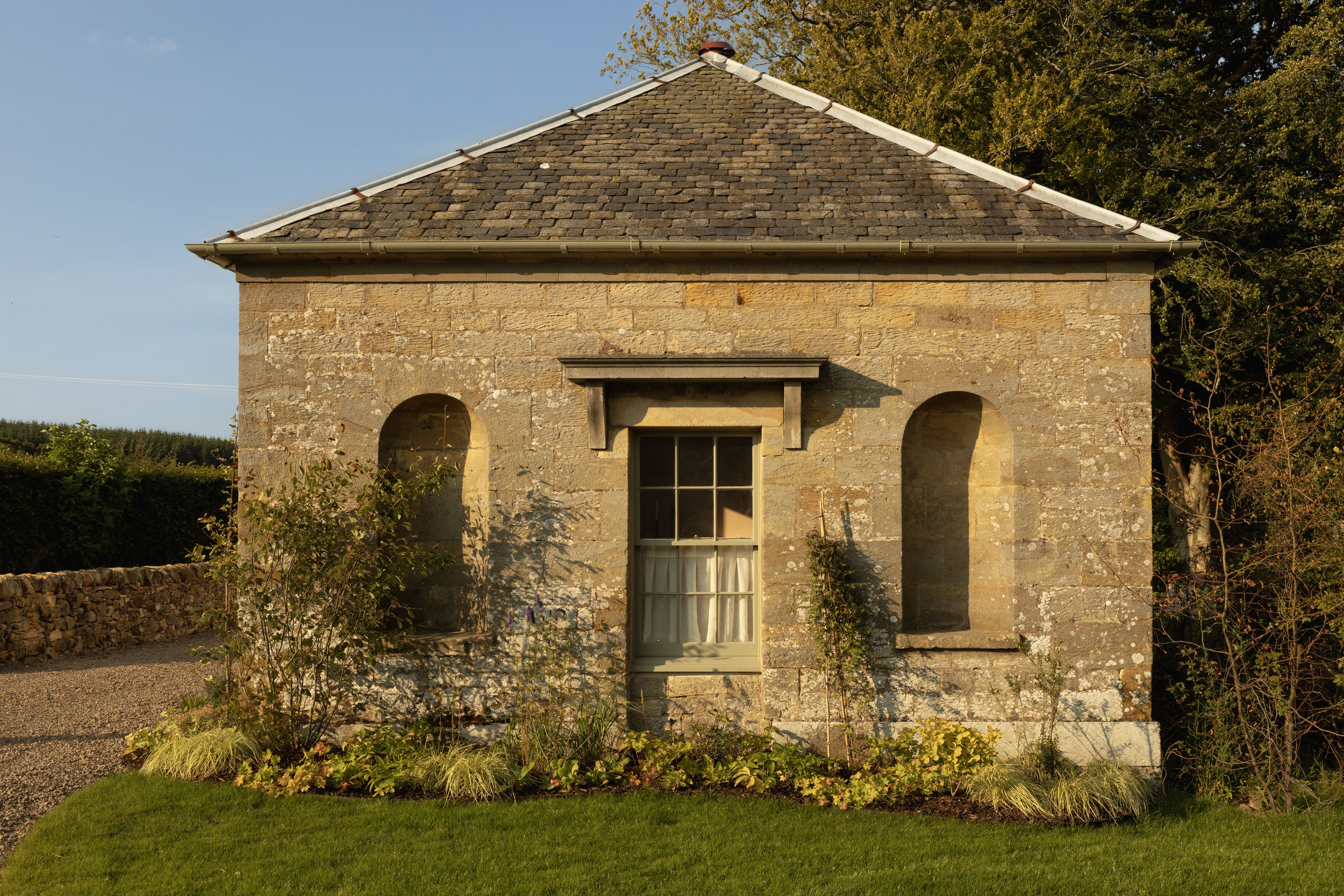 House Pentland Midlothian Midlothian 2: Romantic 1-Bedroom Cottage with Hot Tub in Midlothian
