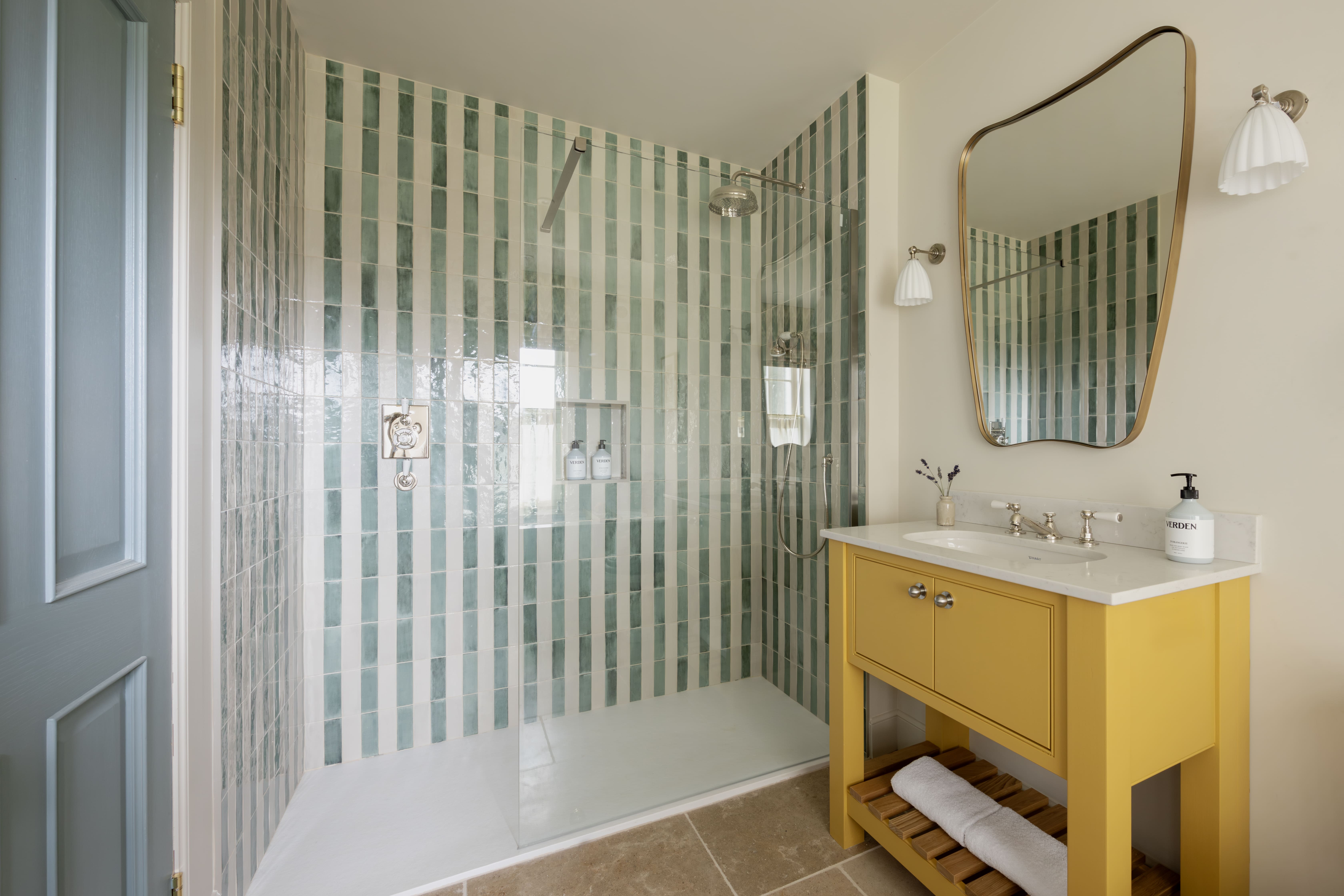 House Pentland Midlothian Midlothian 2: Romantic 1-Bedroom Cottage with Hot Tub in Midlothian