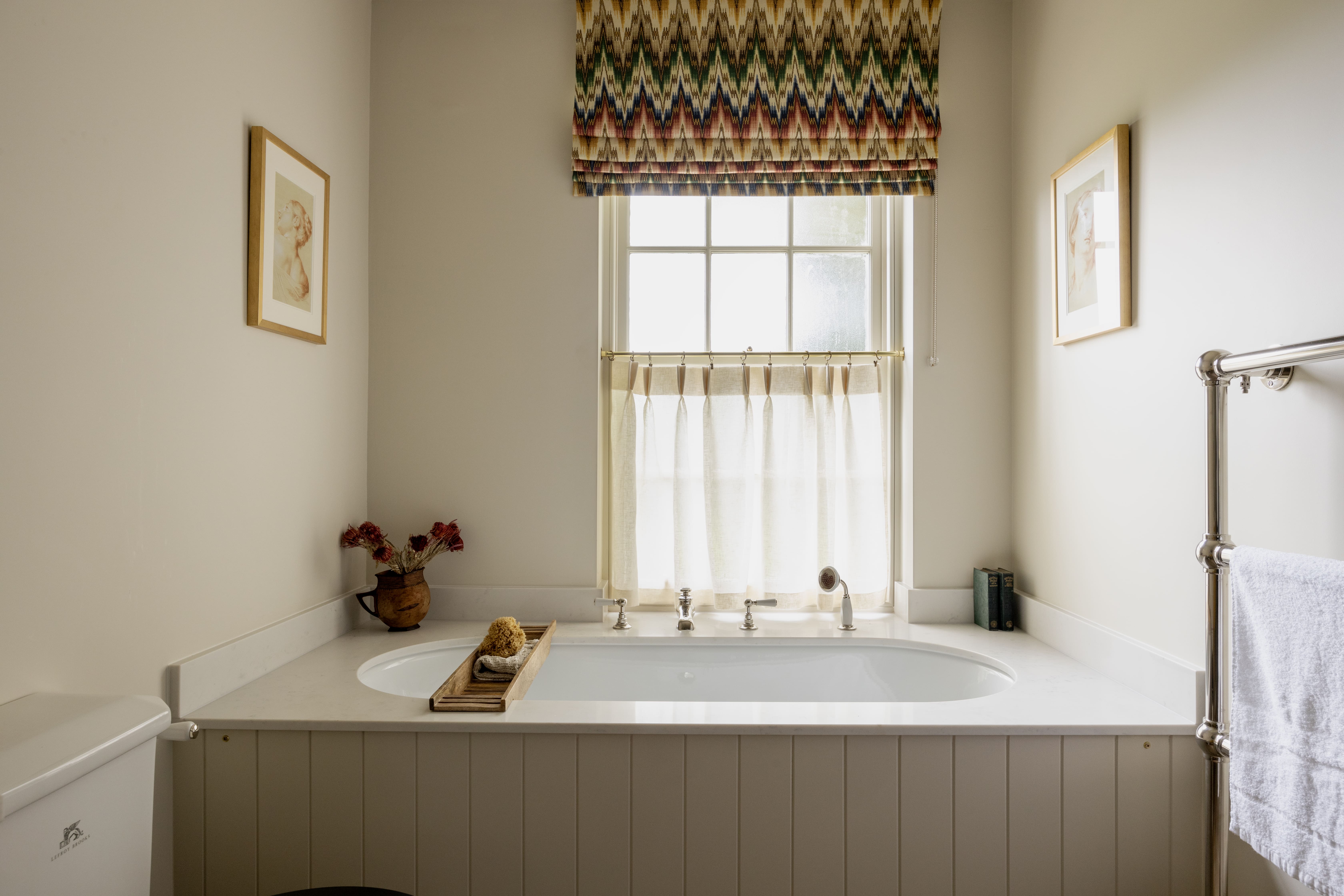 House Pentland Midlothian Midlothian 2: Romantic 1-Bedroom Cottage with Hot Tub in Midlothian