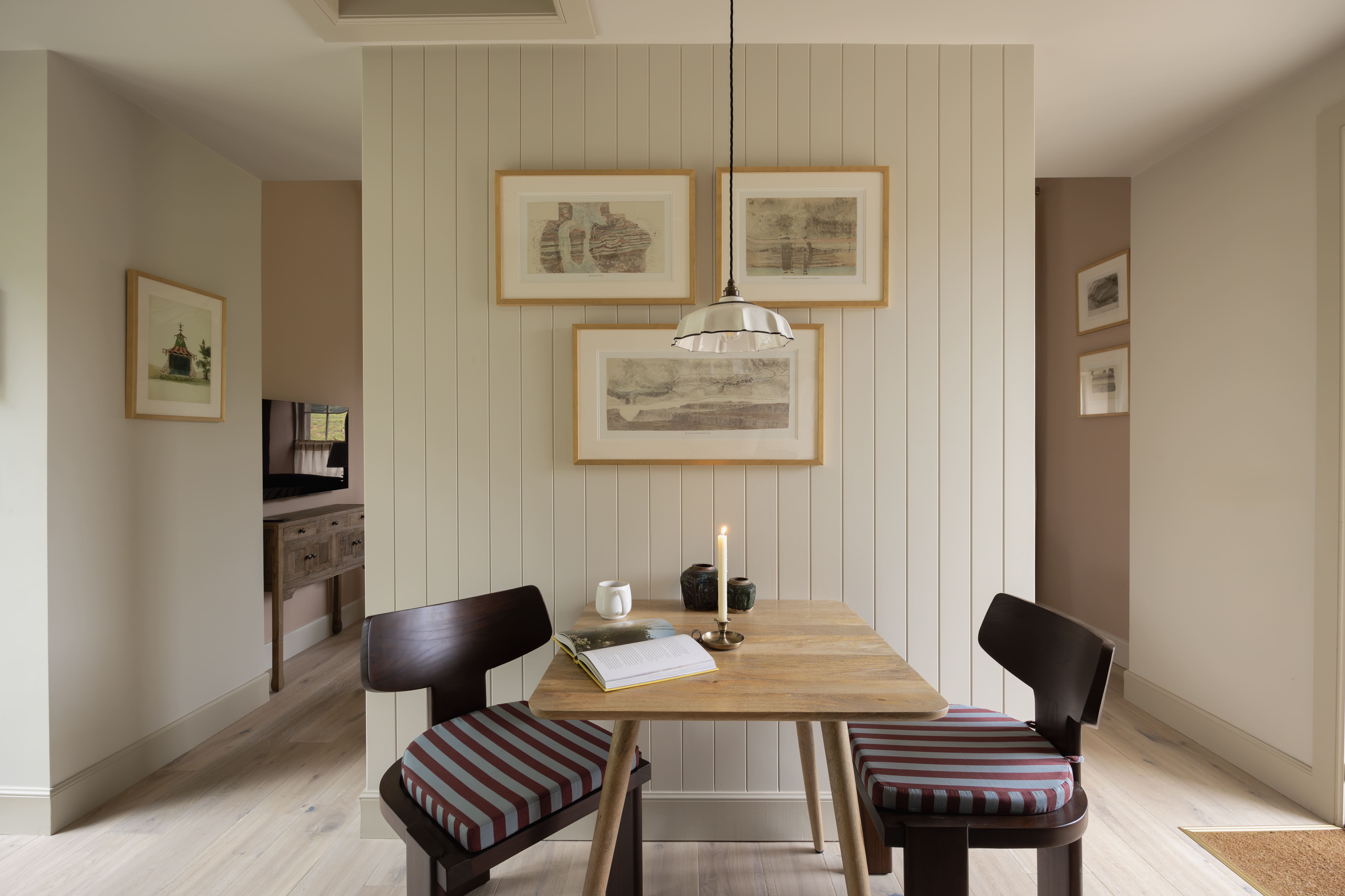 House Pentland Midlothian Midlothian 2: Romantic 1-Bedroom Cottage with Hot Tub in Midlothian