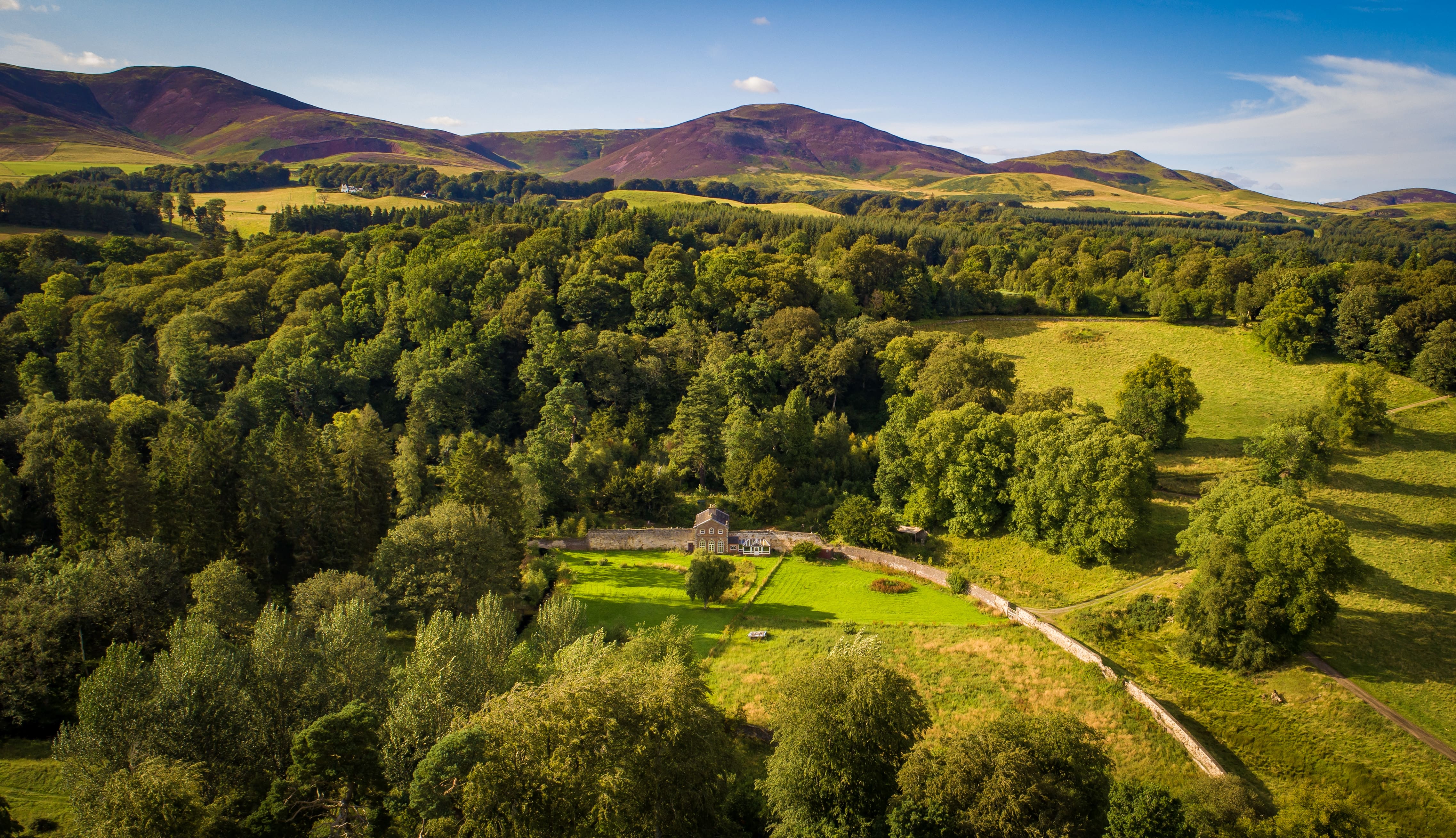House Pentland Midlothian Midlothian: Charming 1-Bedroom Cottage with Sauna and Hot Tub, Midlothian