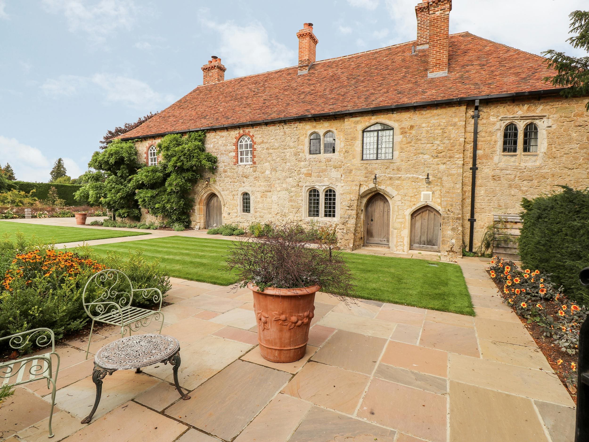 House Pilgrims Hollingbourne: Elegant 5-Bedroom Chateau Rental with Historic Charm, Kent