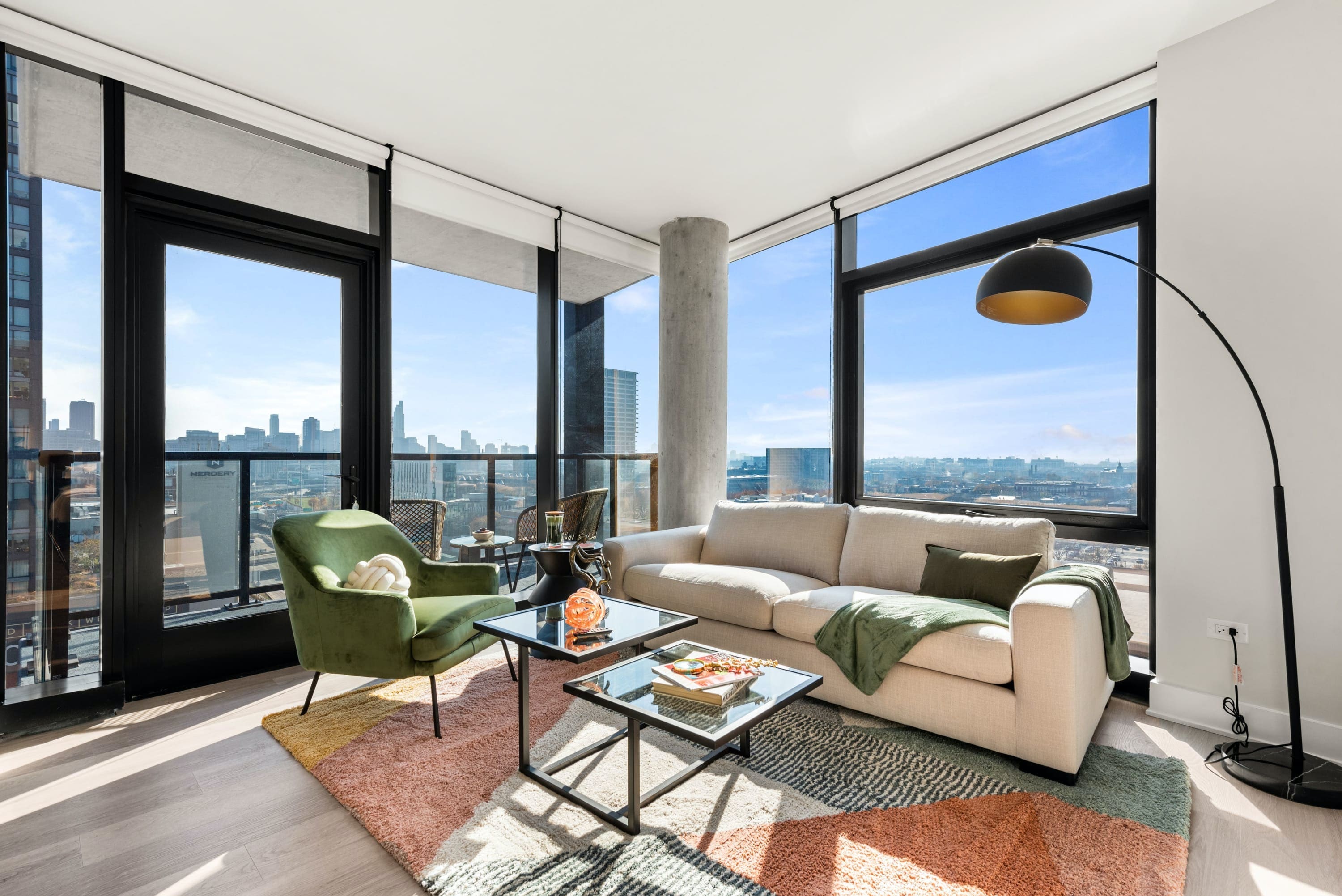 House Pilsen Chicago: Spacious 6-Bedroom Luxury Apartment with Rooftop Access, Chicago