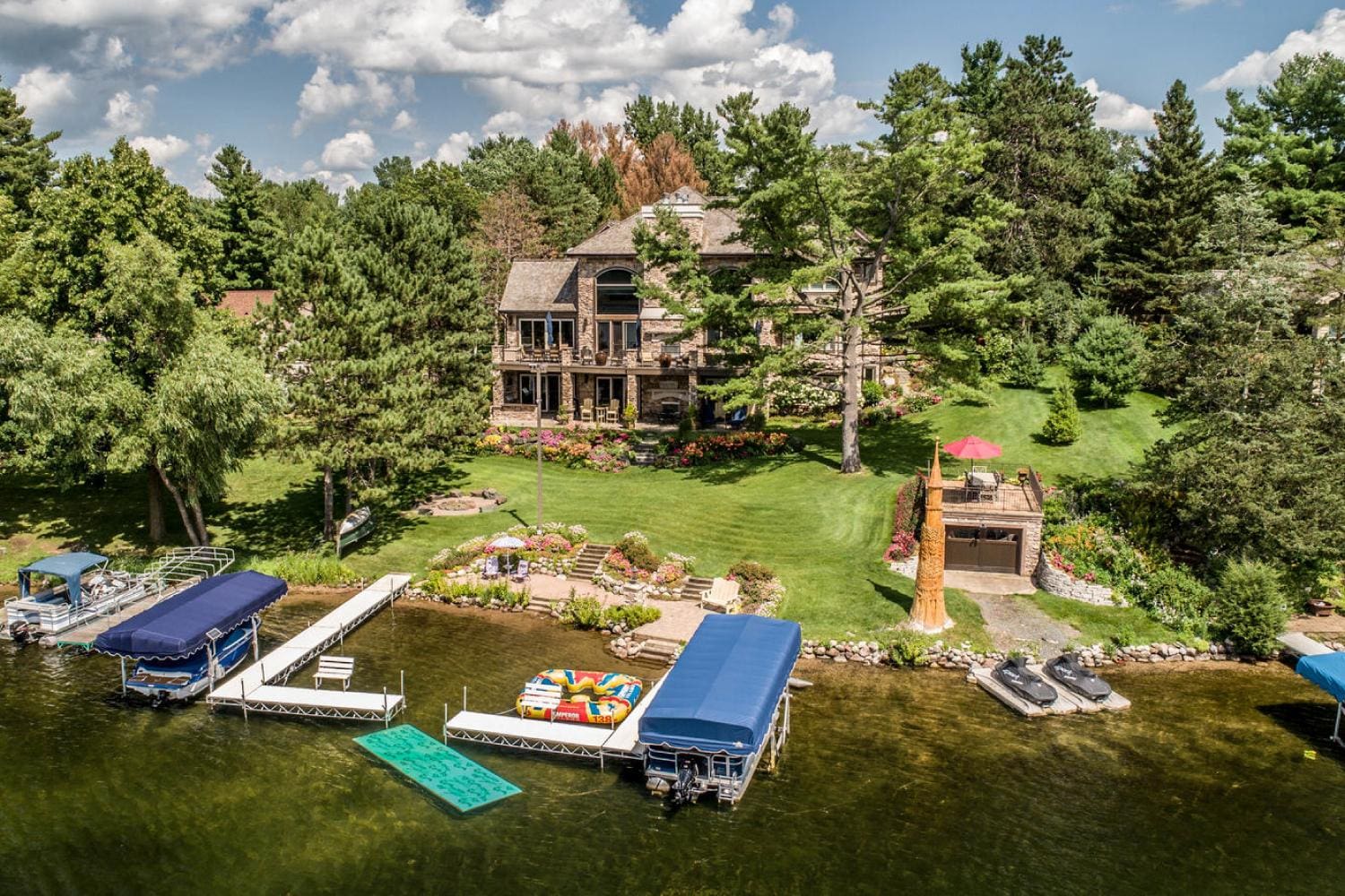 House Pine Osceola: Spacious 7-Bedroom Luxury Apartment with Lake Access, Wisconsin