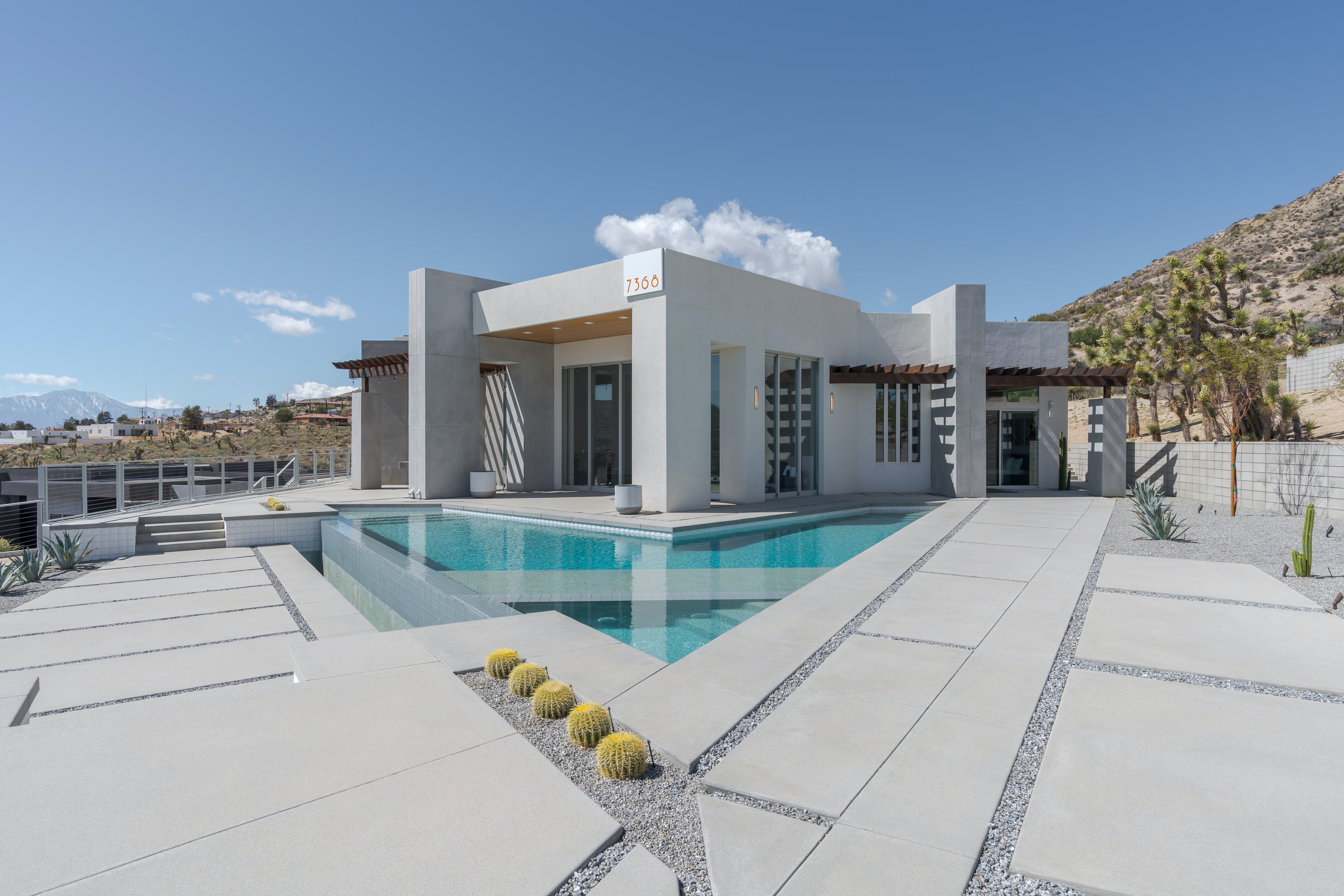 House Pinyon Yucca: Luxury 7-Bedroom Villa with Infinity Pool, Yucca Valley