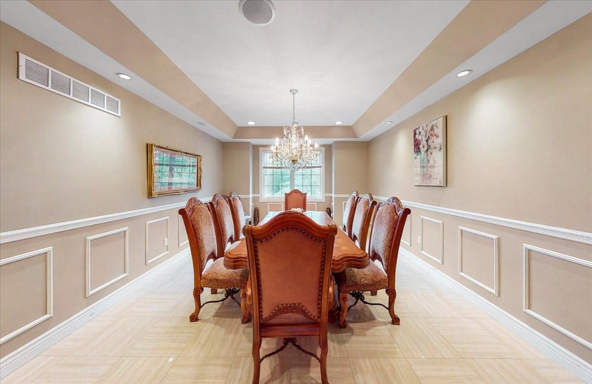 House Pocono Tobyhanna: Luxury 10-Bedroom Villa with Hot Tub and Tennis Court, Monroe County