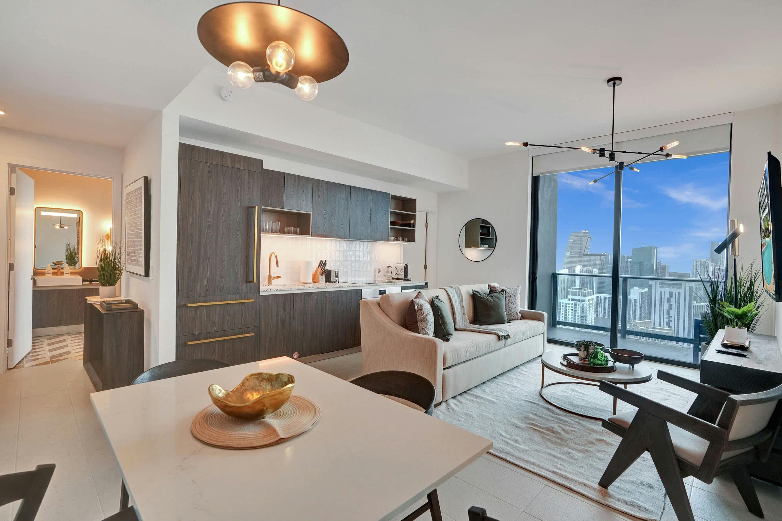 House Ponce Downtown: Luxury 2-Bedroom Townhouse with Pool and Air Conditioning, Downtown Miami