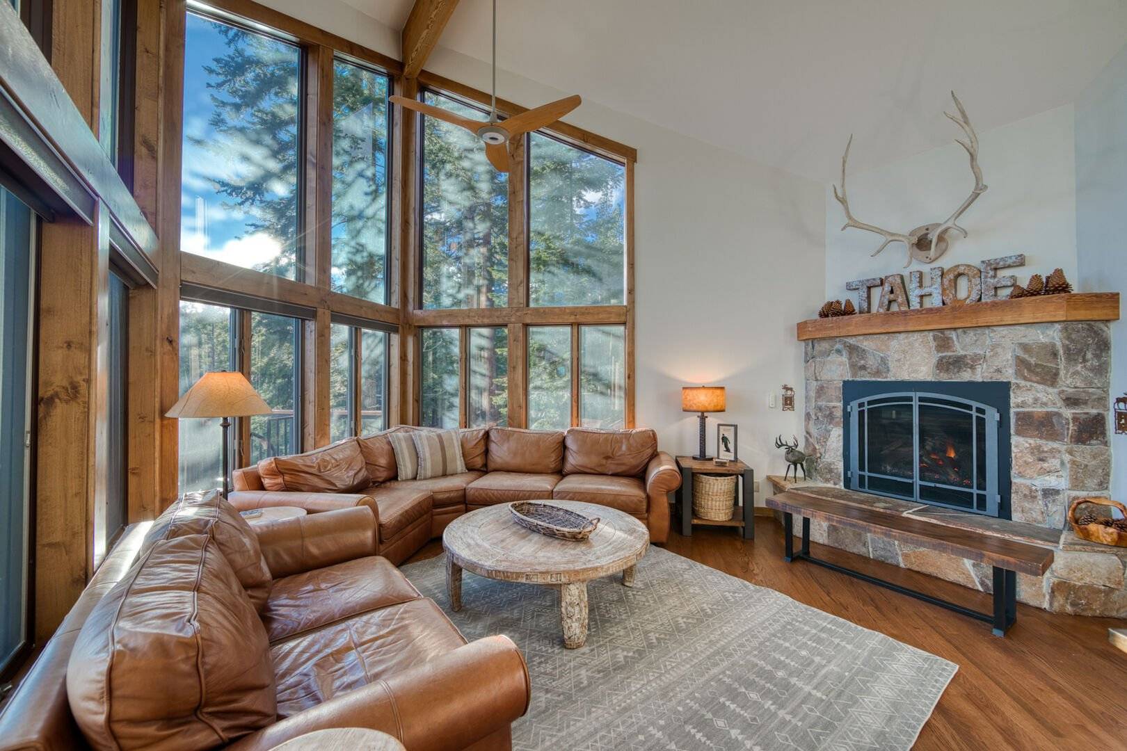 House Ponderosa Tahoe: Luxury 4-Bedroom House with Lake Views and Hot Tub, West Tahoe