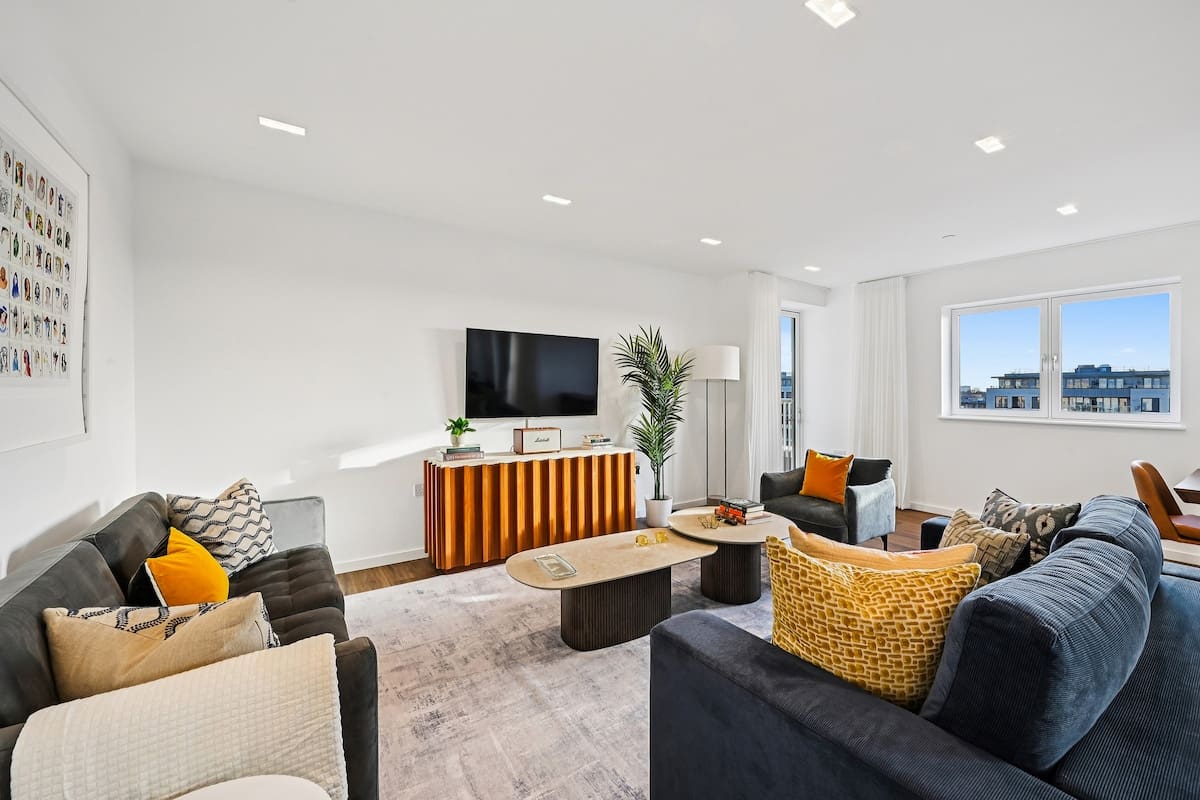 House Portobello Grove: Spacious 3-Bedroom Luxury Apartment with Private Balcony, Ladbroke Grove