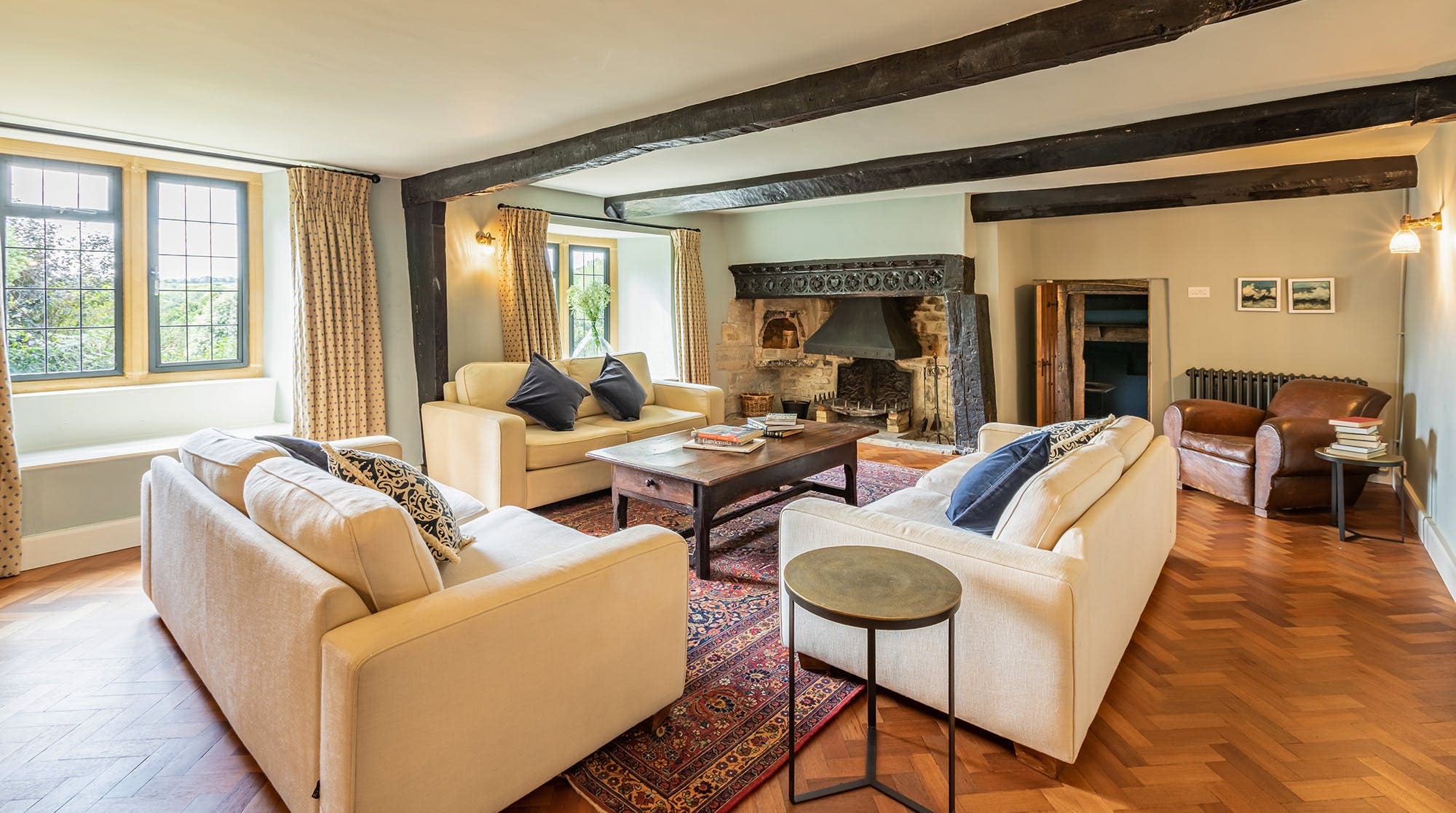 House Pynes Lyme: Spacious 5-Bedroom Apartment with Seaview and Tennis Court, Lyme Regis