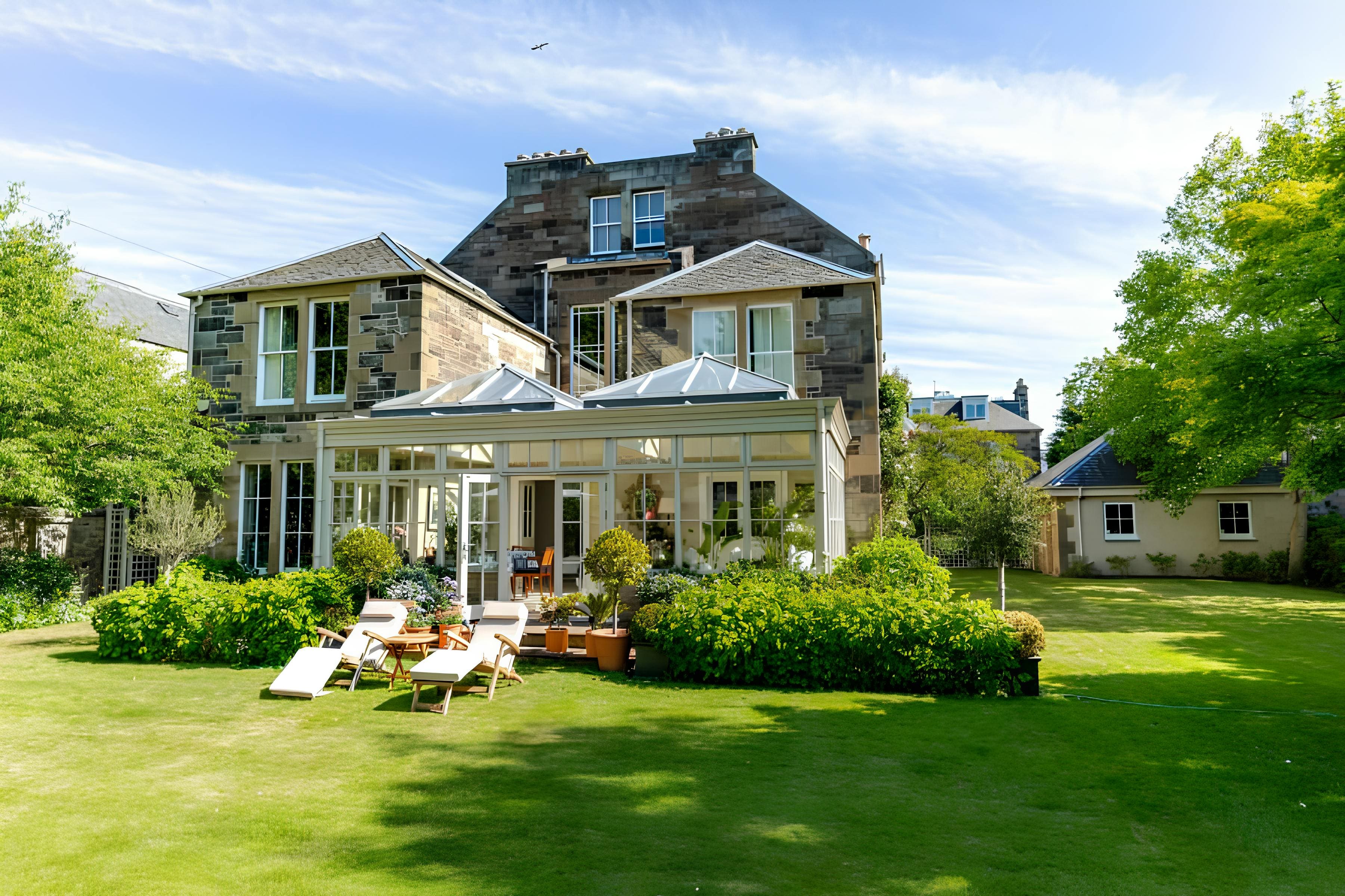 House Ravelston Edinburgh: Luxury 6-Bedroom House with Family-Friendly Features, Edinburgh