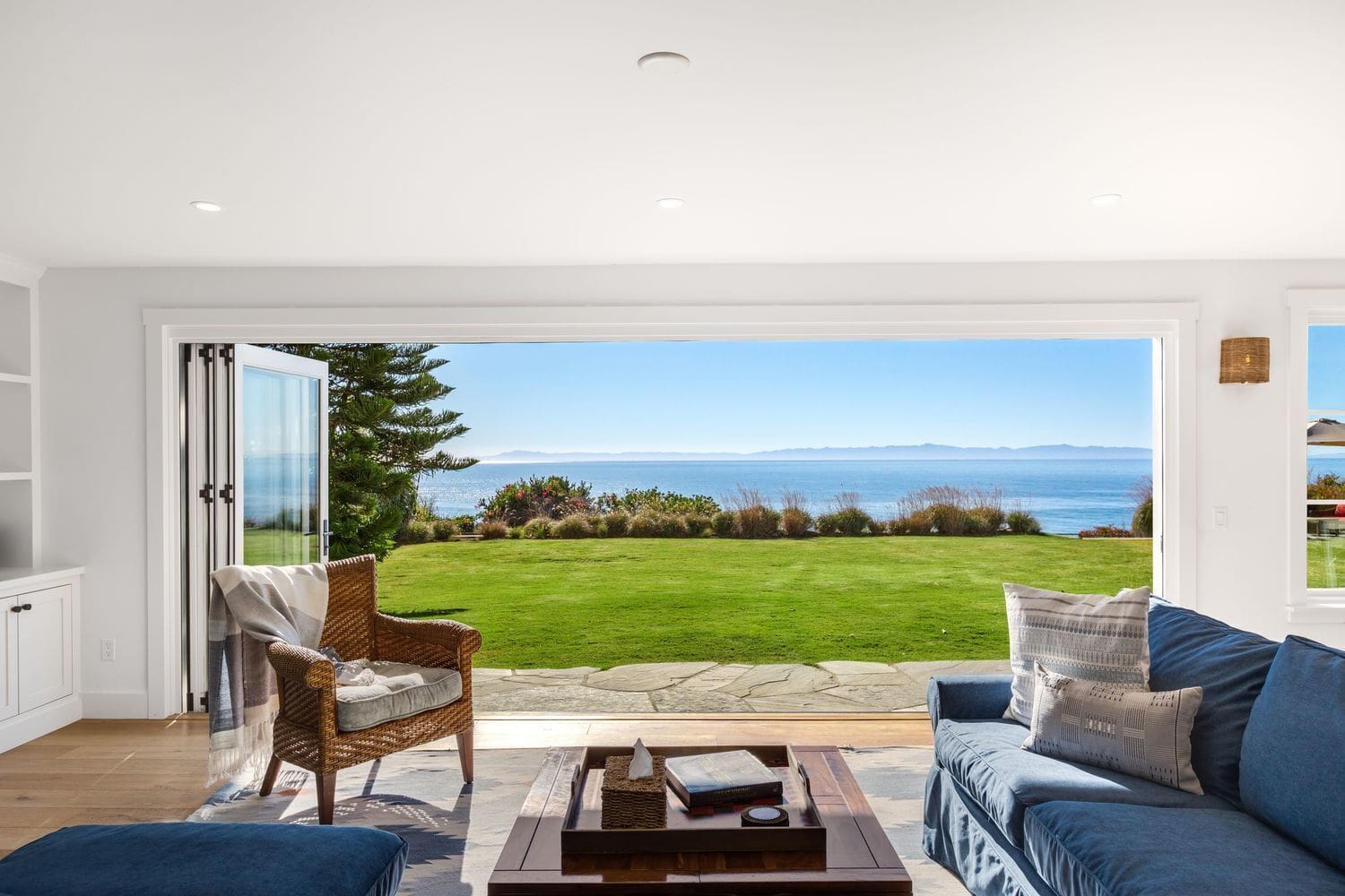 House Rincon SantaBarbara: Luxury 4-Bedroom Beachfront Villa with Hot Tub, Santa Barbara