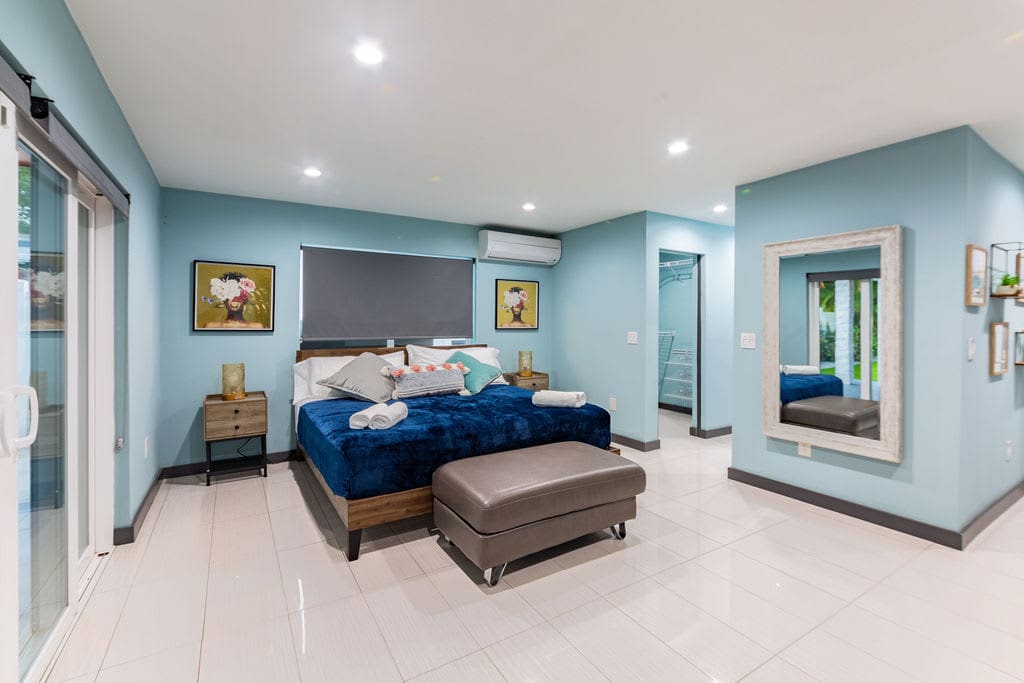 House Sabal Surfside: Luxury 4-Bedroom Villa with Pool and Gym, Surfside