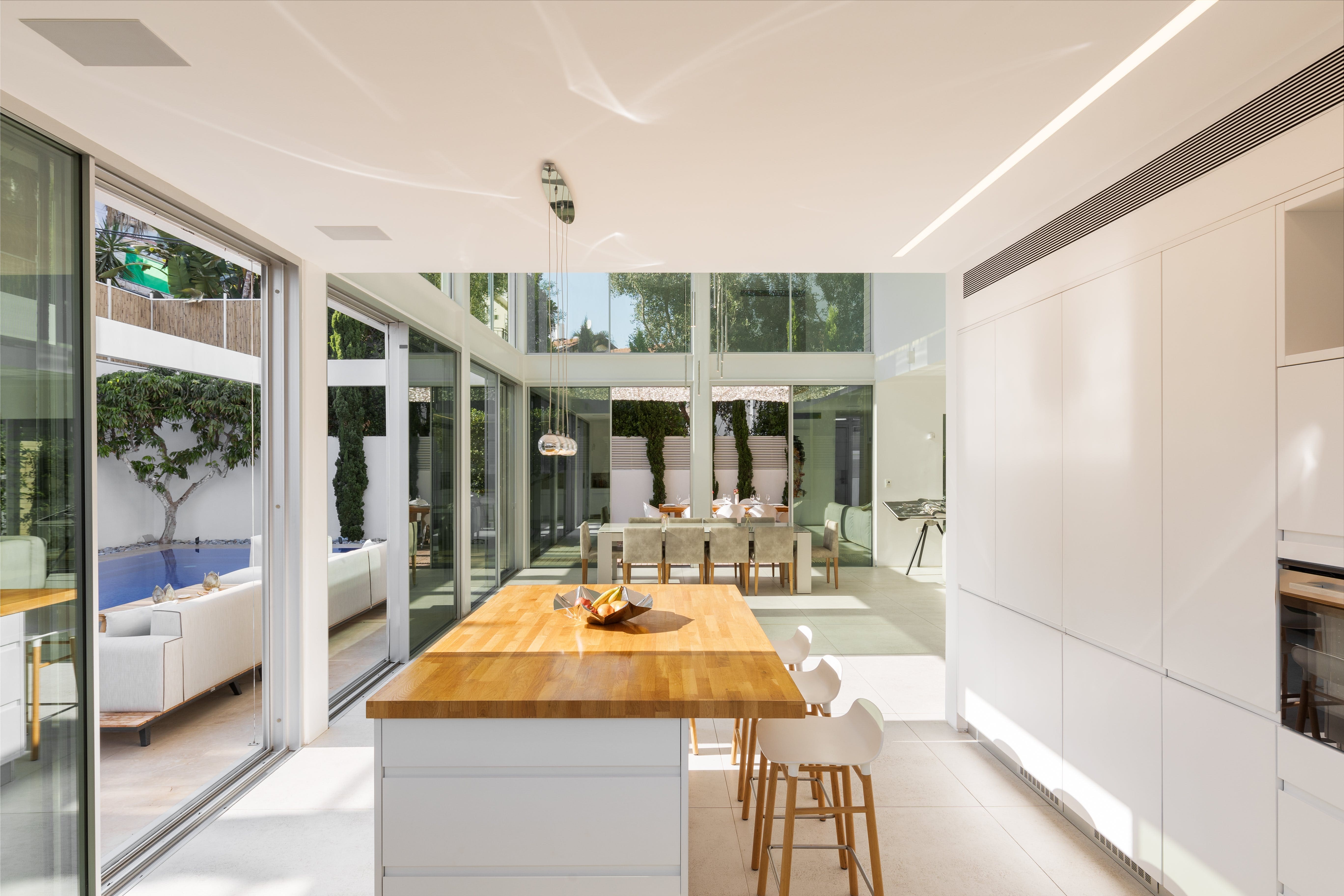 House Sabra Tel Aviv: Spacious 6-Bedroom Apartment with Seaview and Pool, Tel Aviv