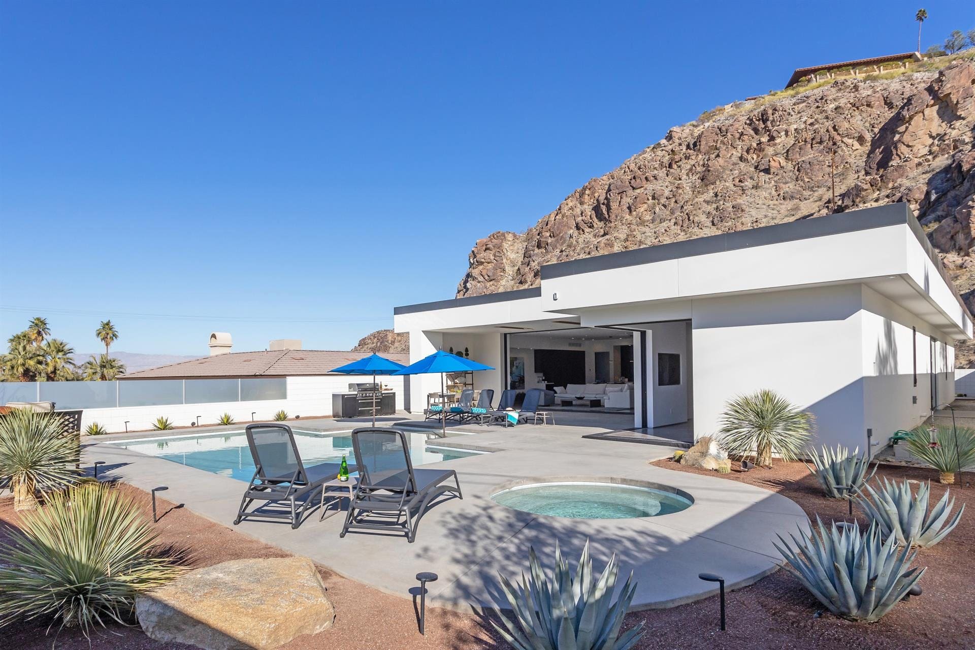 House SanJacinto CathedralCity Cathedral City 4: Luxury 2-Bedroom Apartment with Hot Tub, Palm Springs