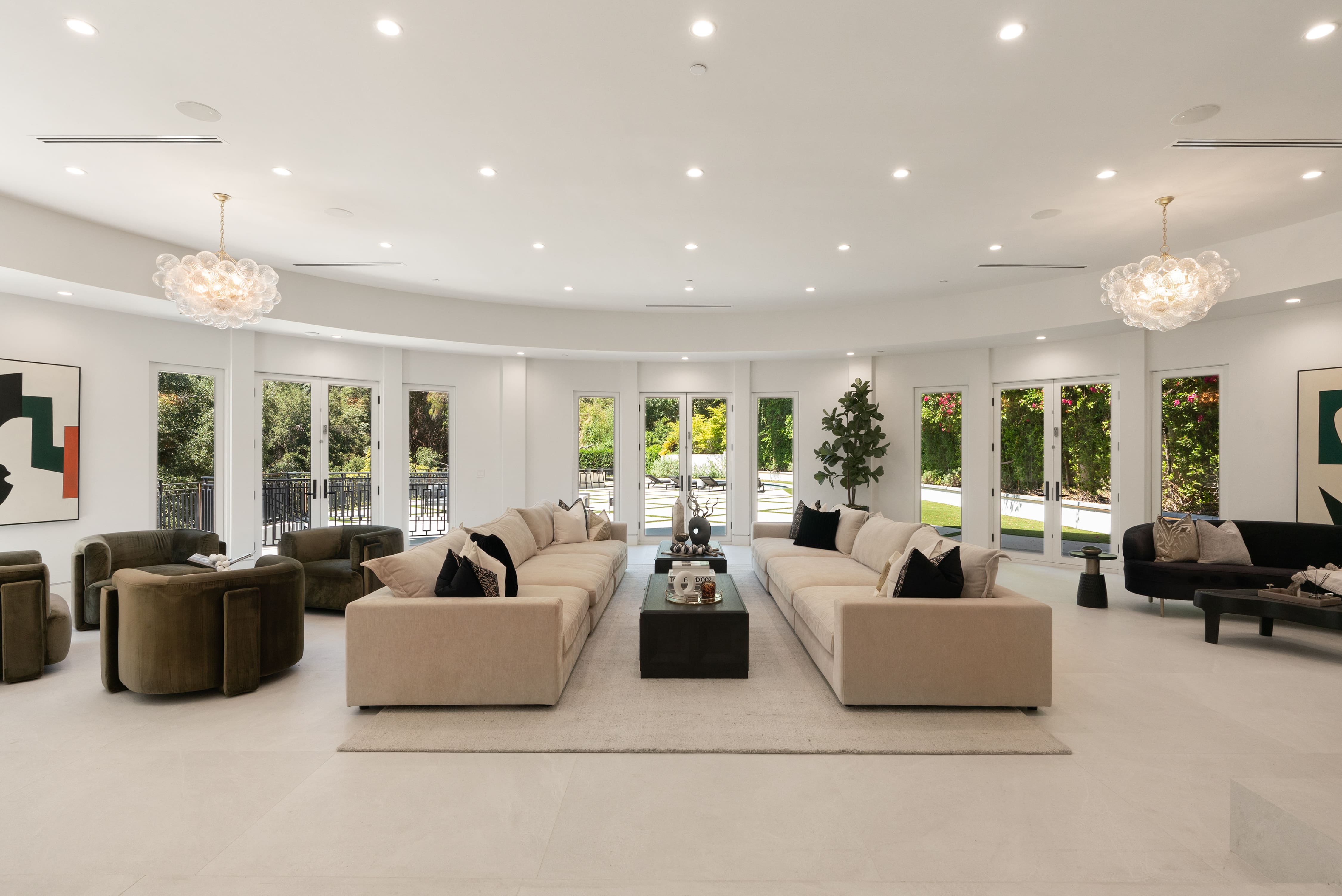 House Santa Monica Brentwood: Spacious 7-Bedroom Luxury Apartment with Pool, Brentwood