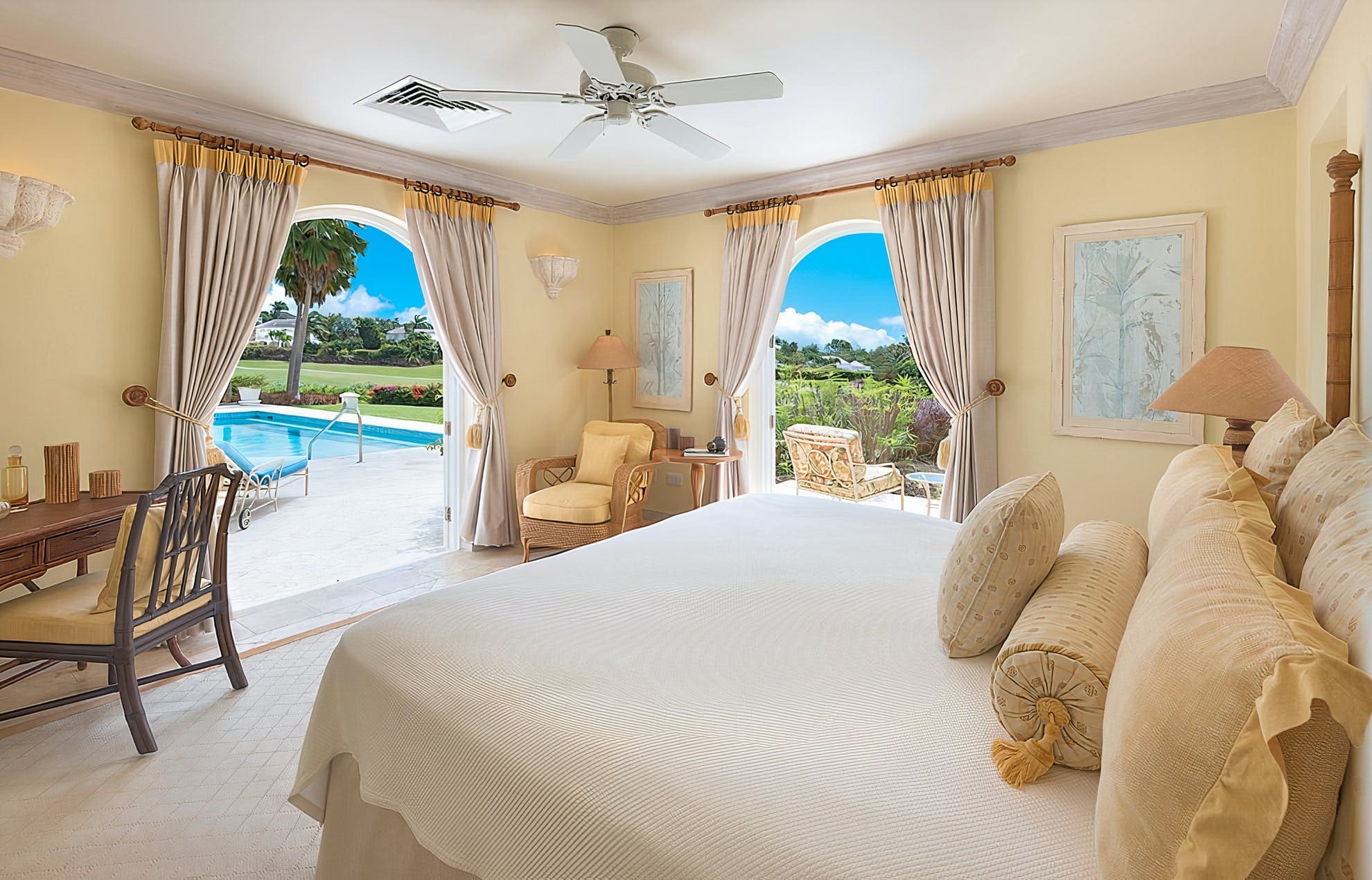 House Seagrape Holetown: Luxury 5-Bedroom Apartment with Sea Views and Private Pool, Holetown