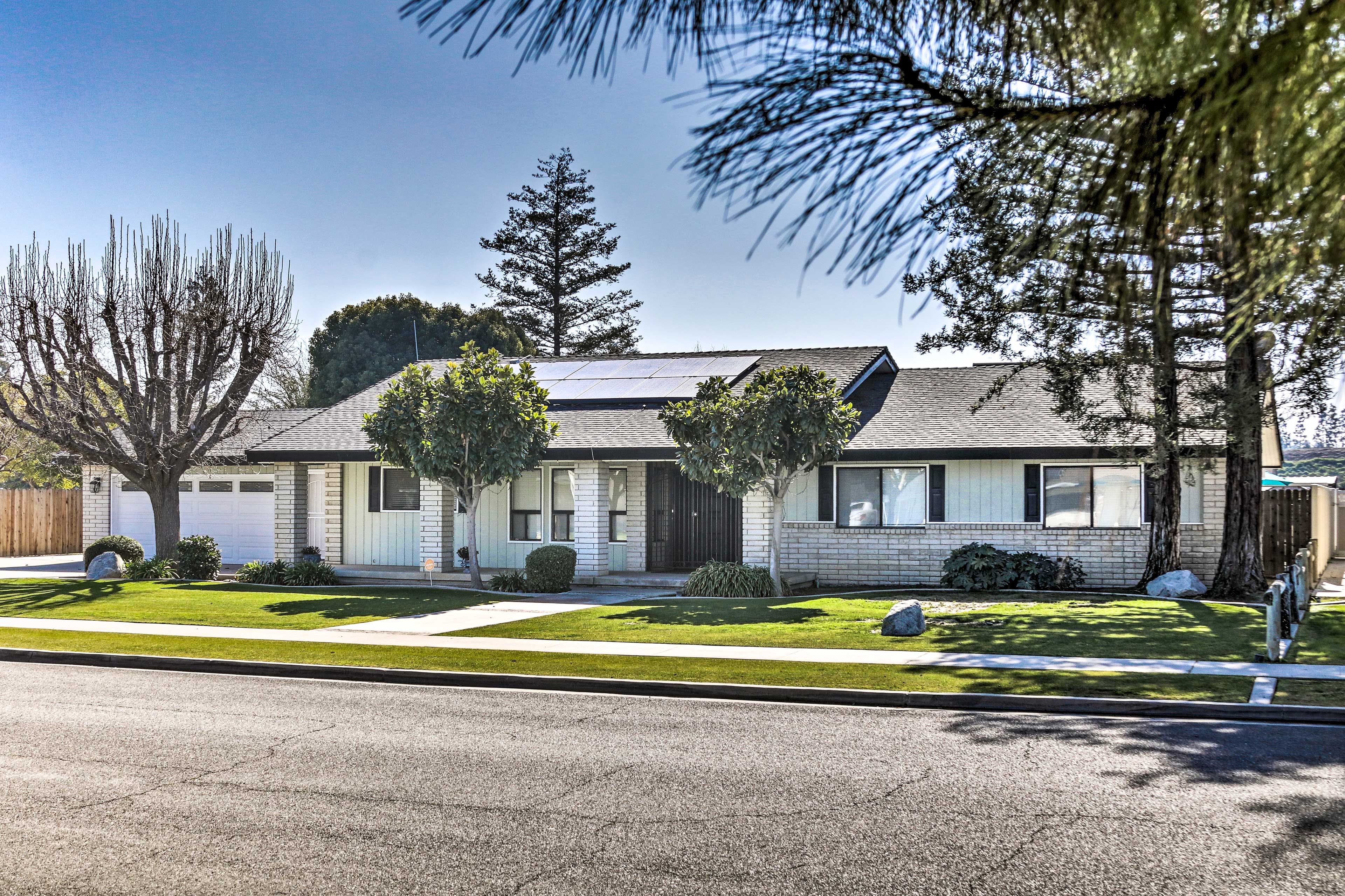 House Sequoia Kern: Spacious 4-Bedroom House with Pool and Golf Nearby, Big Sur