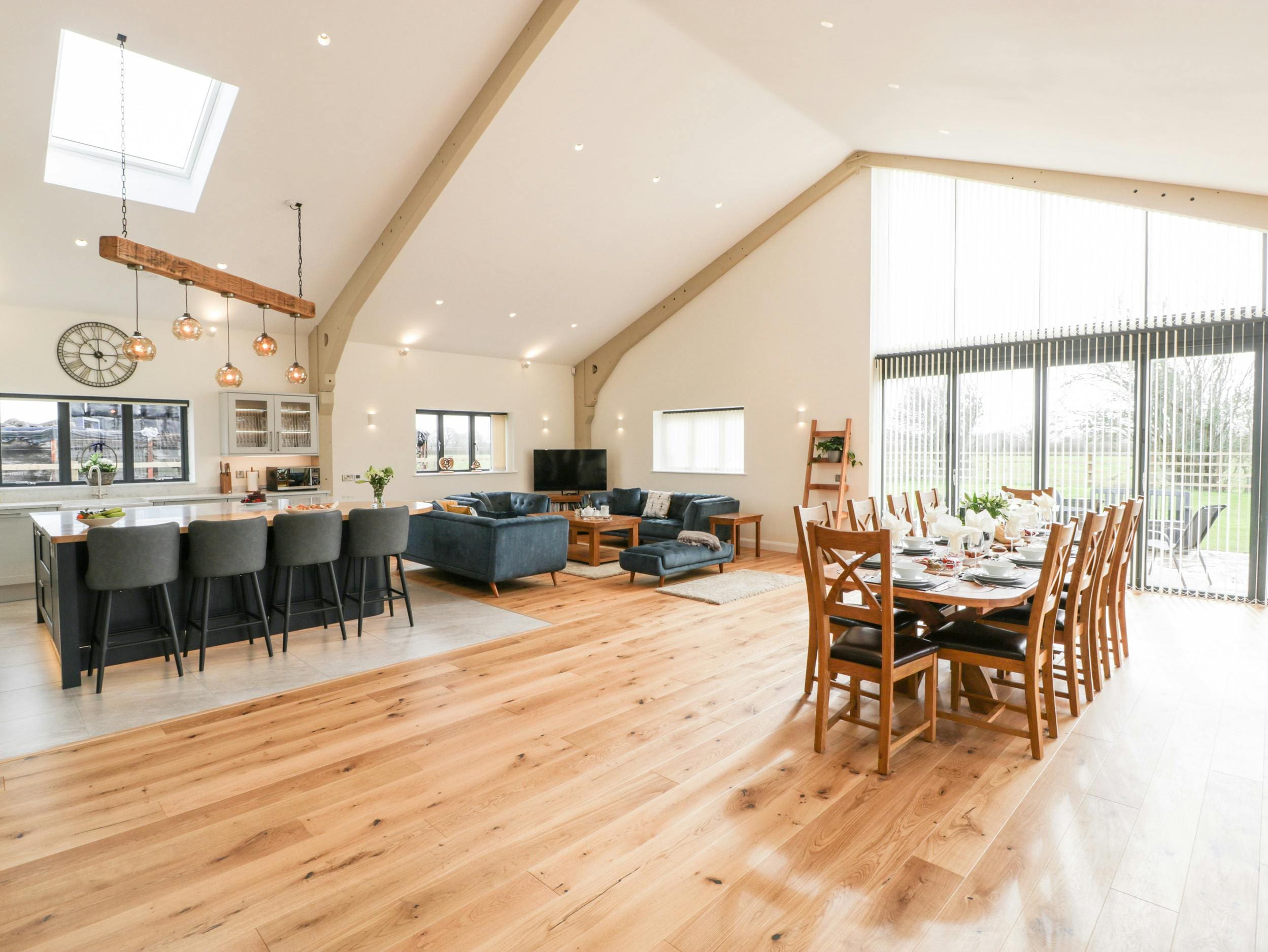 House Severn Aust: Spacious 5-Bedroom Luxury House with Hot Tub, Gloucestershire