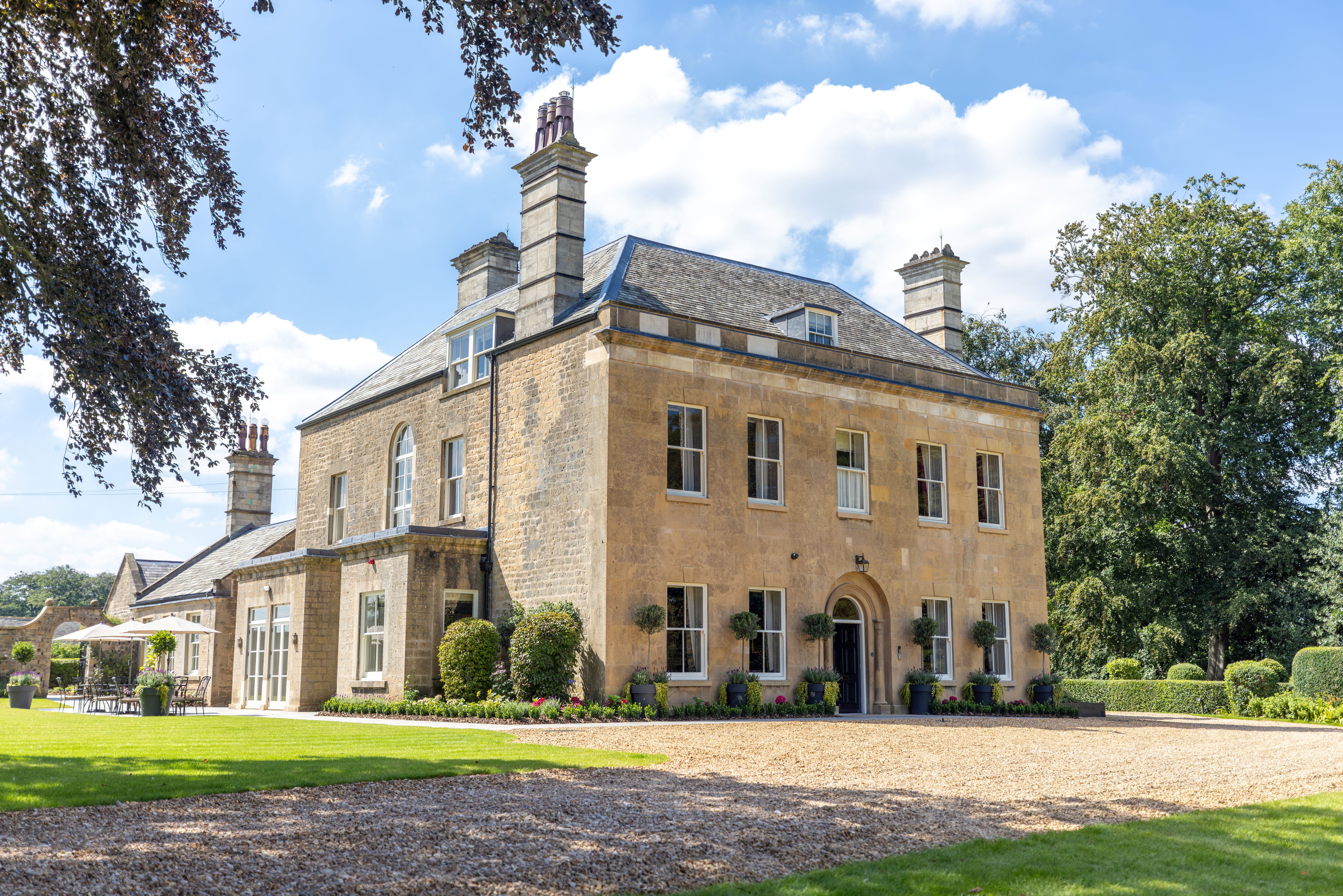 House Sherwood Nottingham: Luxury 12-Bedroom House with Hot Tub and Tennis Court, Nottingham