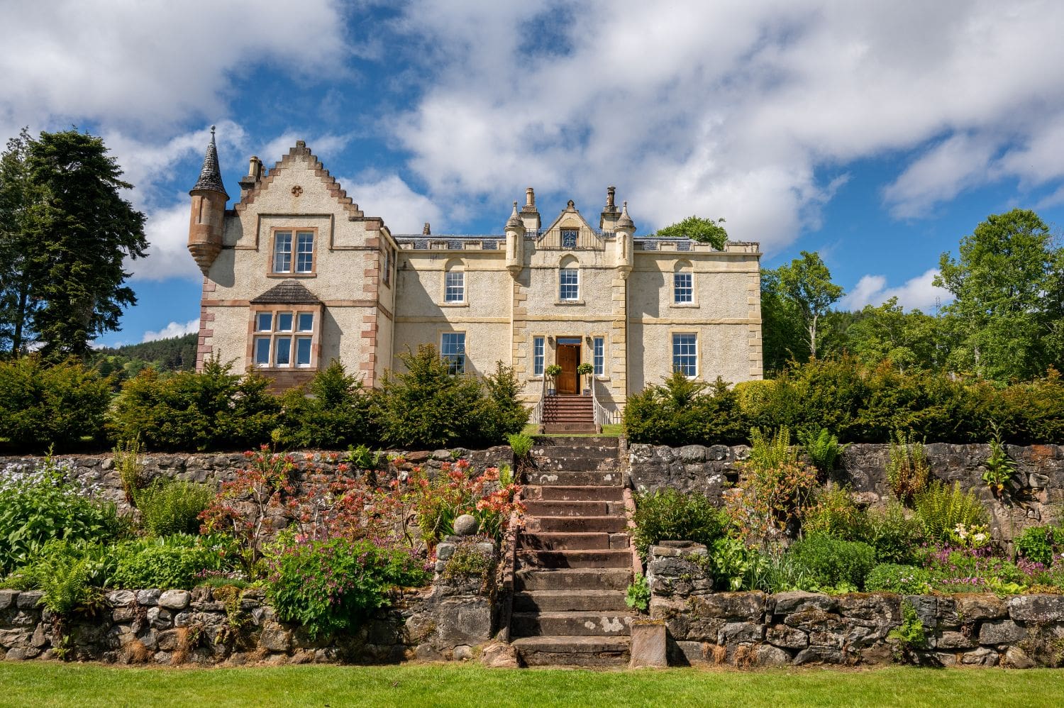 House Strathglass Inverness: Luxury 7-Bedroom House with Lake and Seaview, Inverness