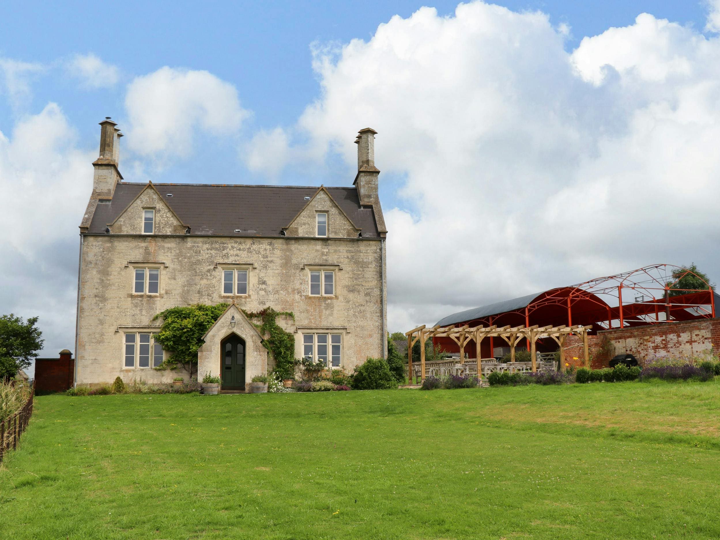 House Swift Painswick: Spacious 8-Bedroom House with Tennis Court, Painswick