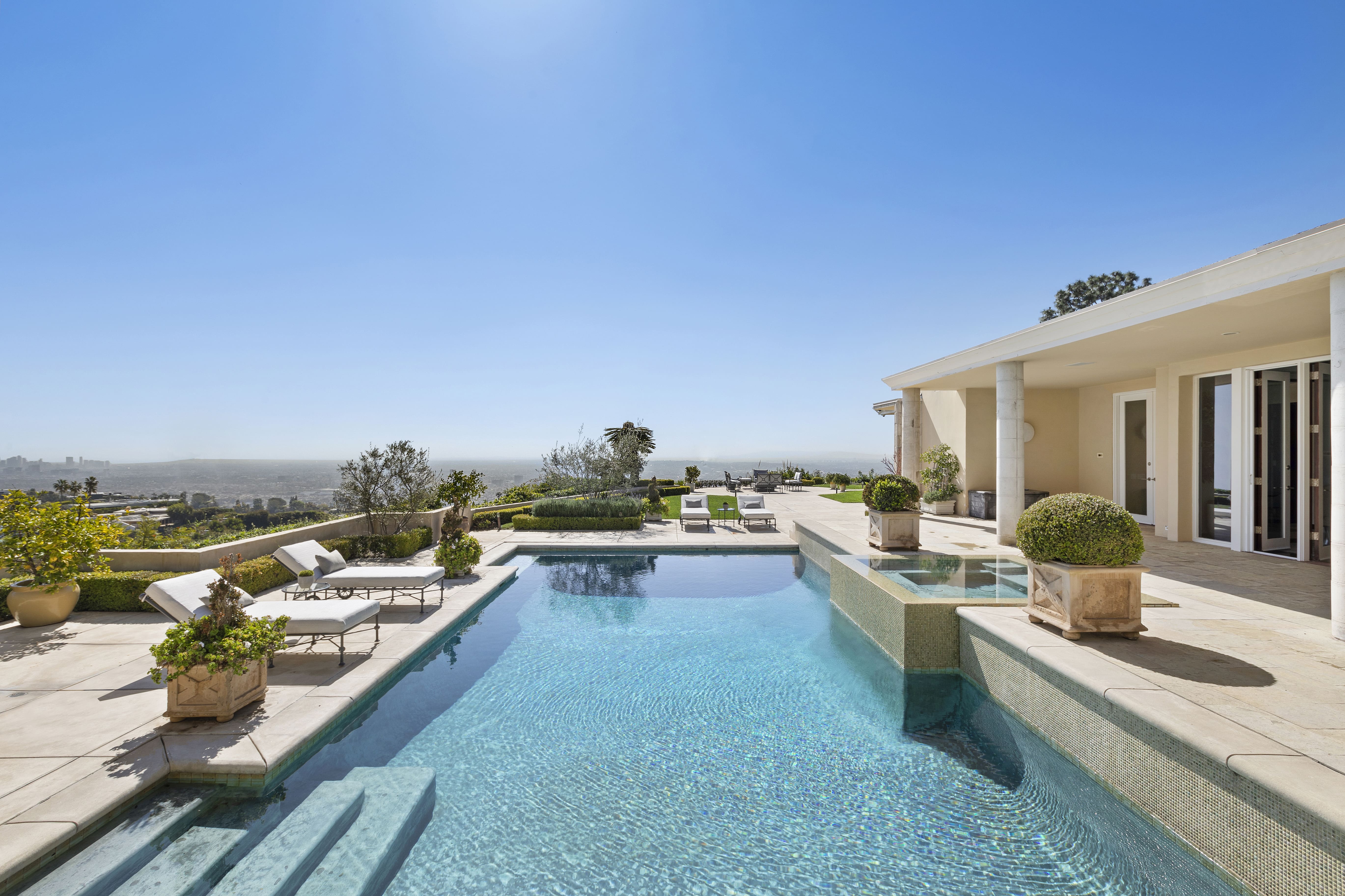 House Sycamore Laurel: Spacious 8-Bedroom Luxury Apartment with Pool, Los Angeles
