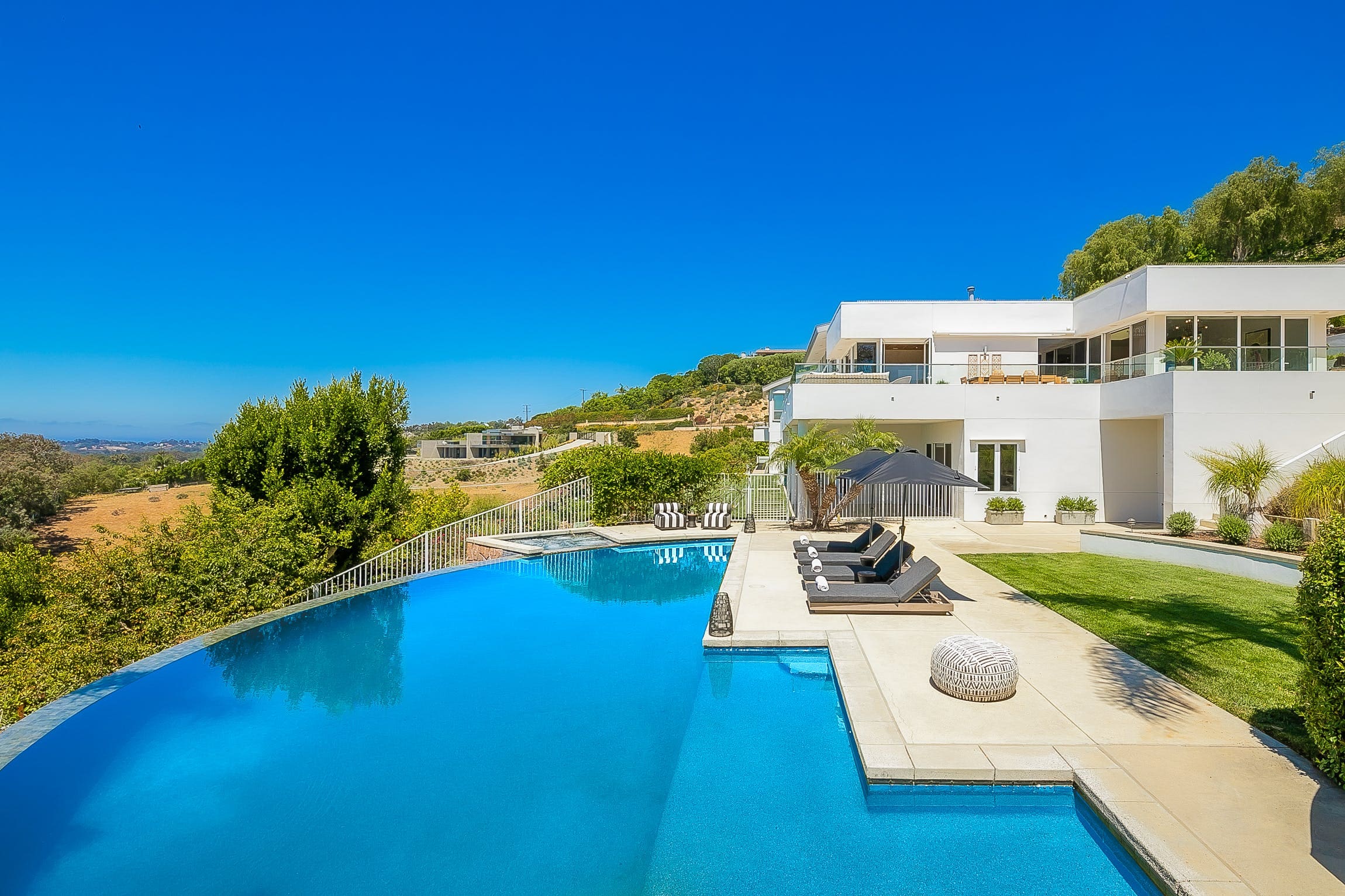 House Sycamore Malibu Inland Malibu: Spacious 6-Bedroom Luxury Apartment with Pool and Sea View, Inland Malibu