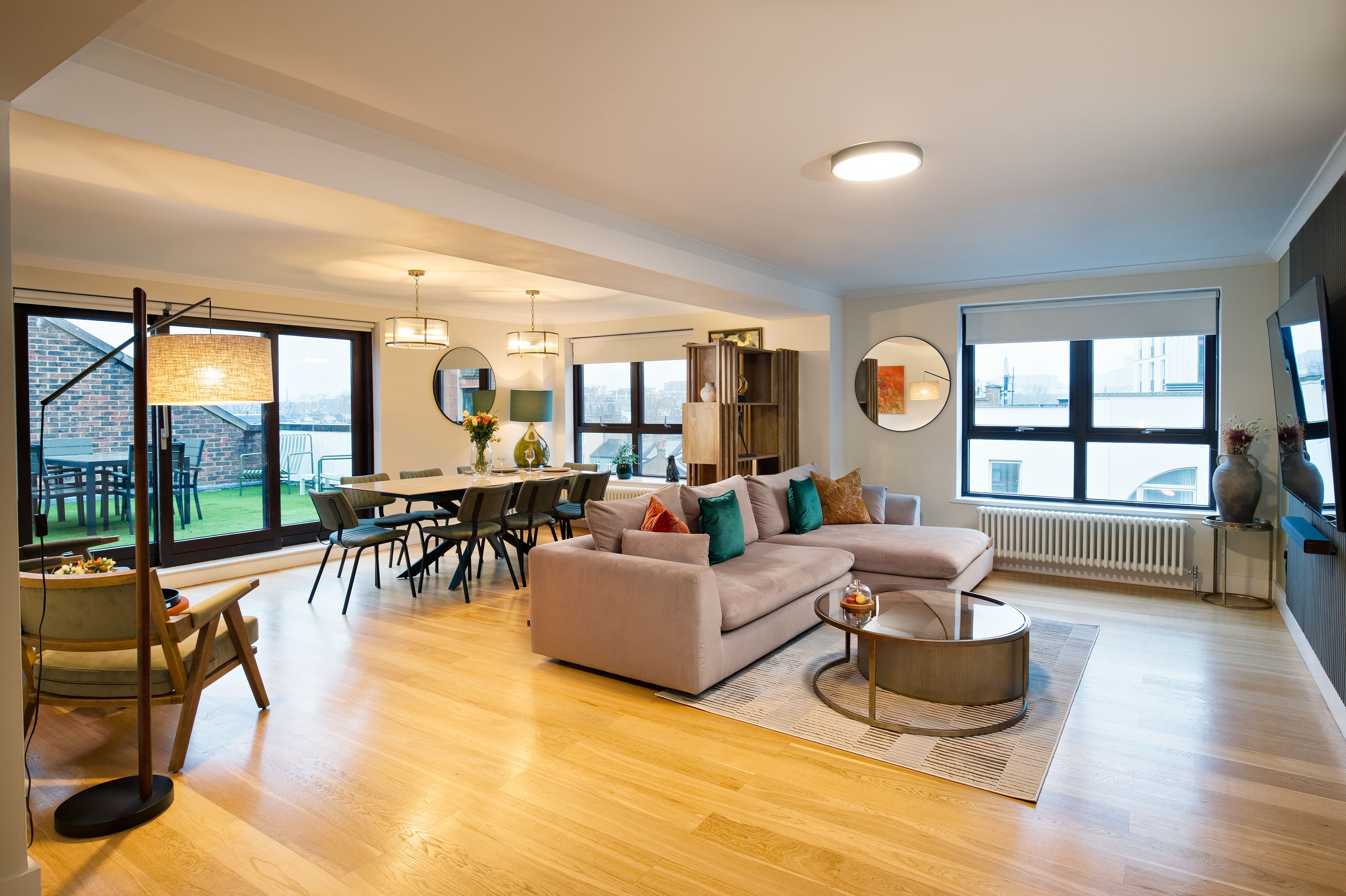 House Thackeray Kensington: Elegant 3-Bedroom Apartment with Balconies, Kensington