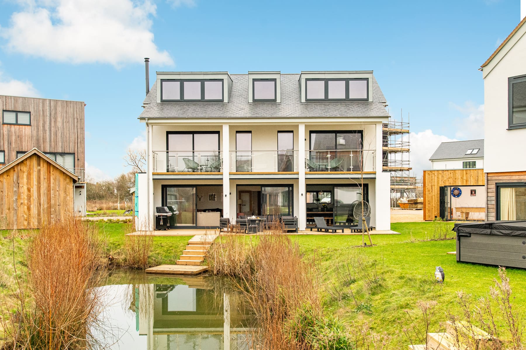 House Thames Cricklade: Luxury 6-Bedroom Villa with Lake Views and Pool, Cricklade