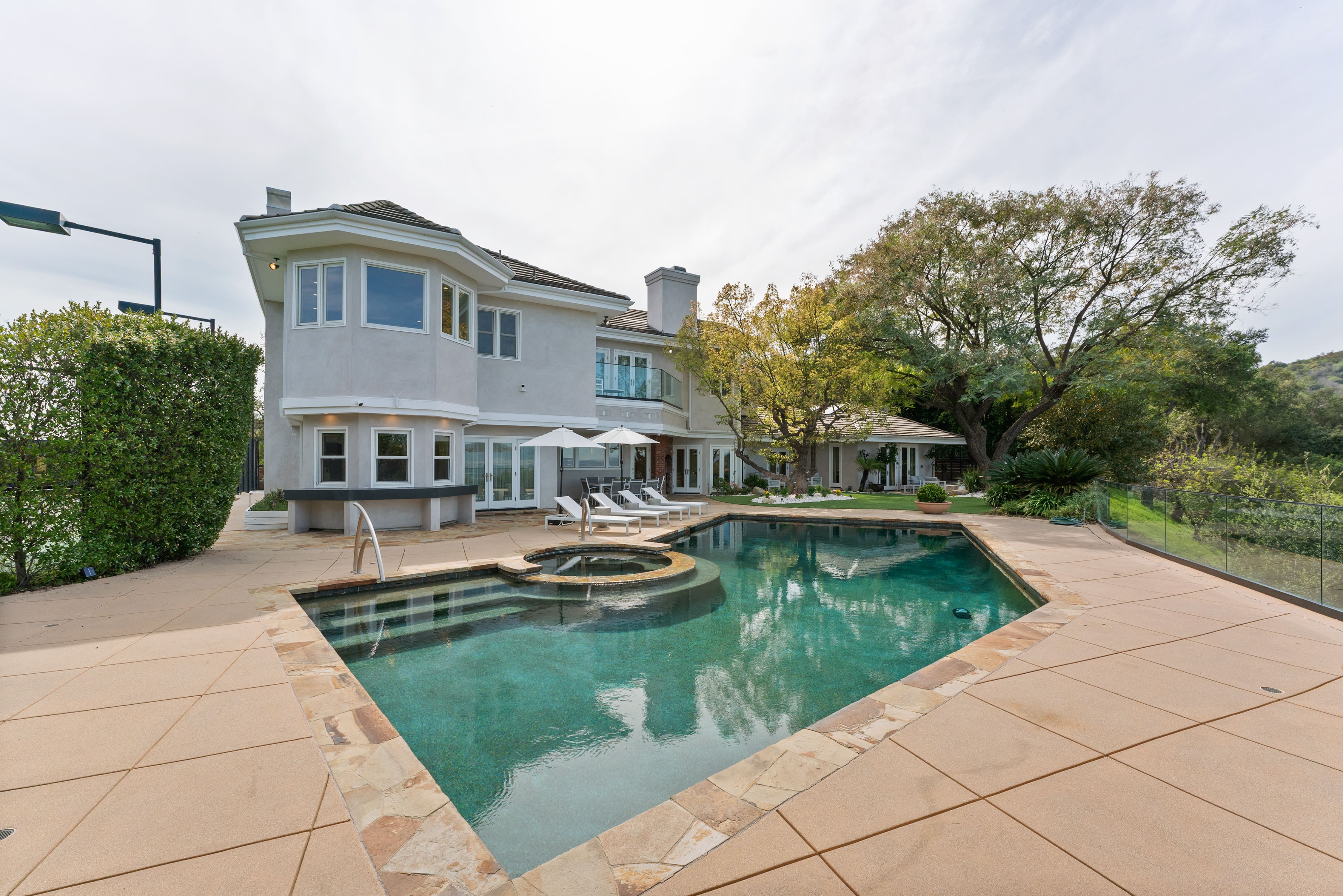 House Topanga Bel-Air: Luxury 6-Bedroom Villa with Pool and Tennis Court, Bel Air