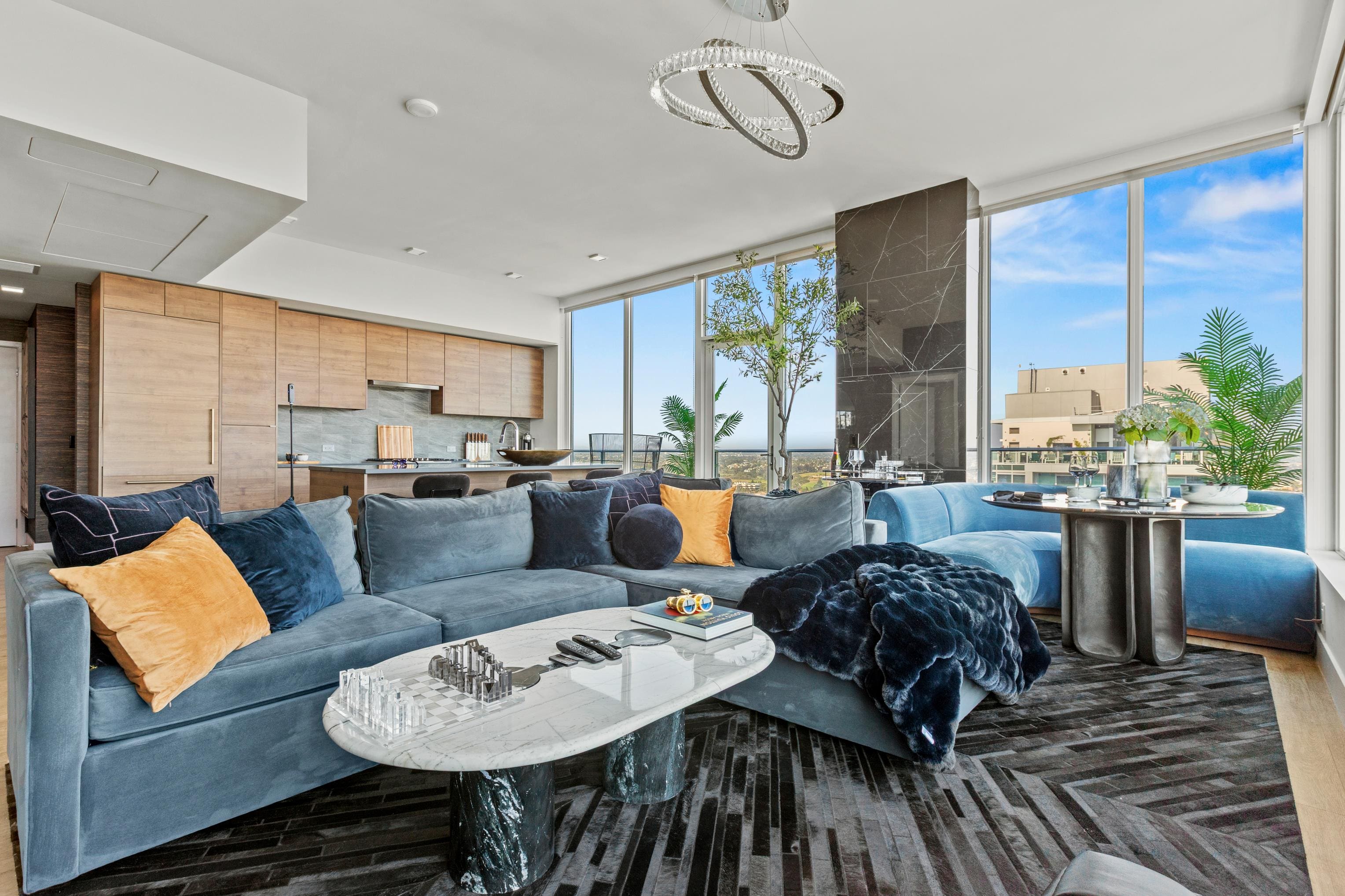 House Torrey Pines San Diego San Diego County: Elegant 2-Bedroom Penthouse with Rooftop Pool, San Diego