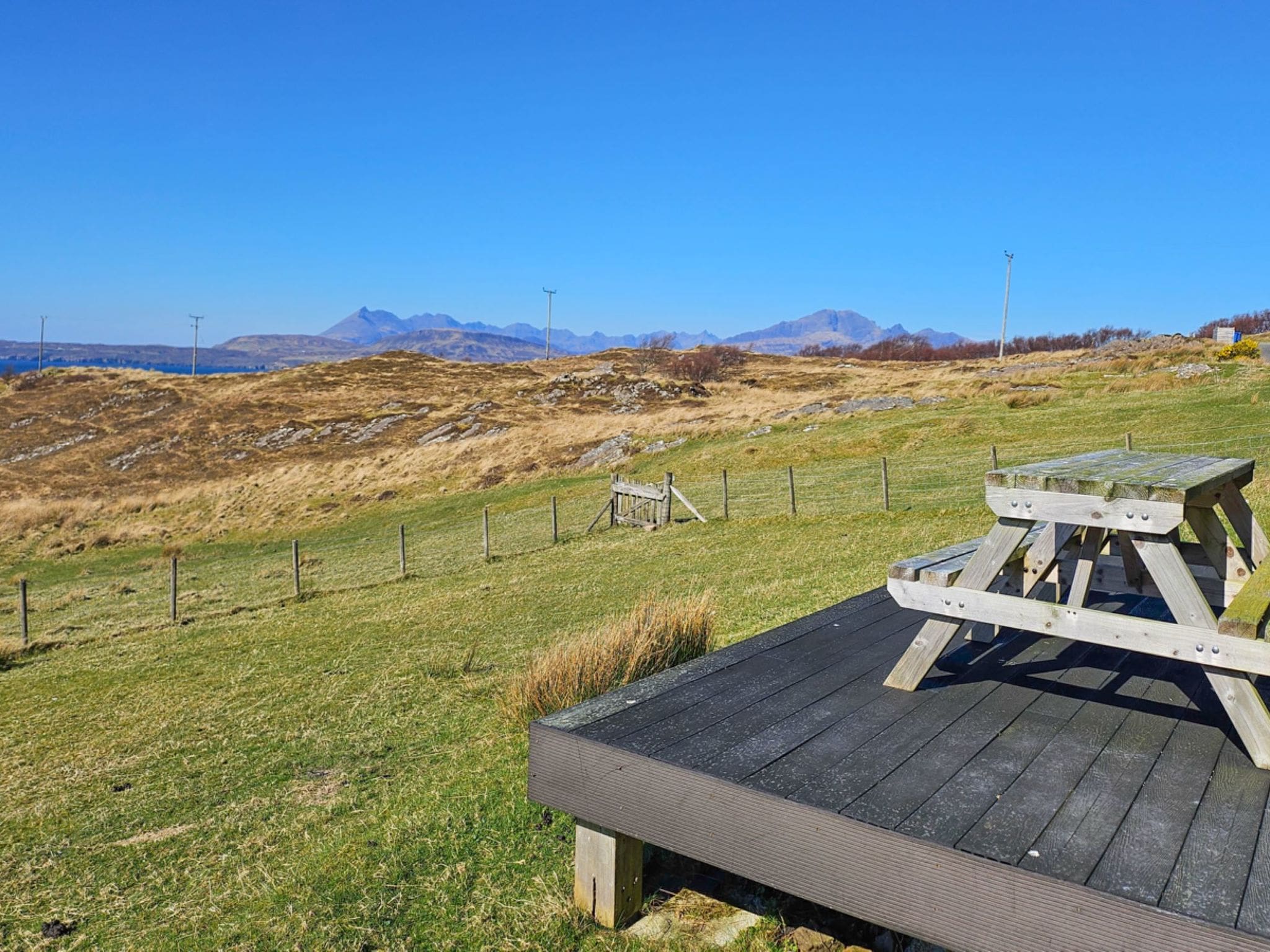 House Torrin Skye: Modern 4-Bedroom House with Garden and Sea Access near Dunscaith Castle Scotland