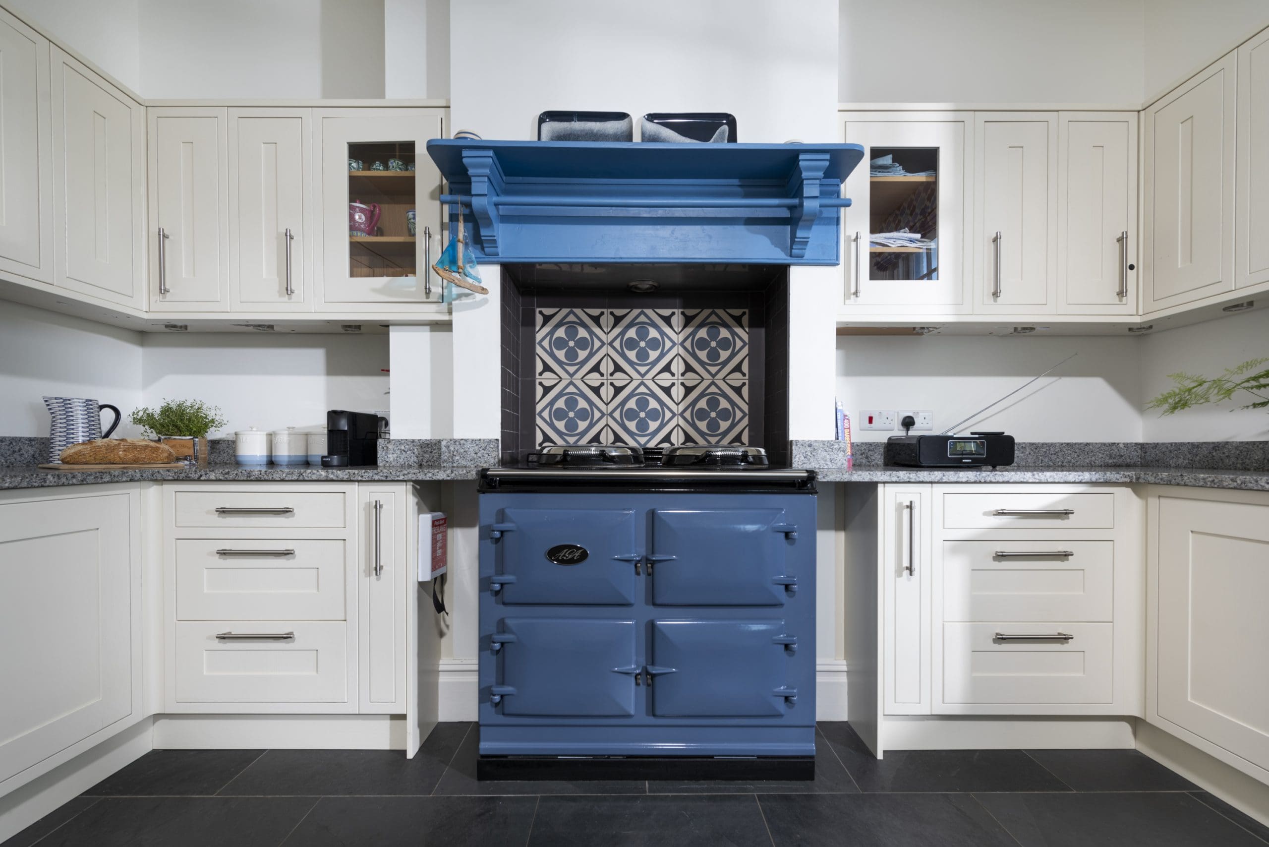 House Trevose Cornwall Cornwall: Spacious 6-Bedroom Cottage with Hot Tub and Seaview, Cornwall