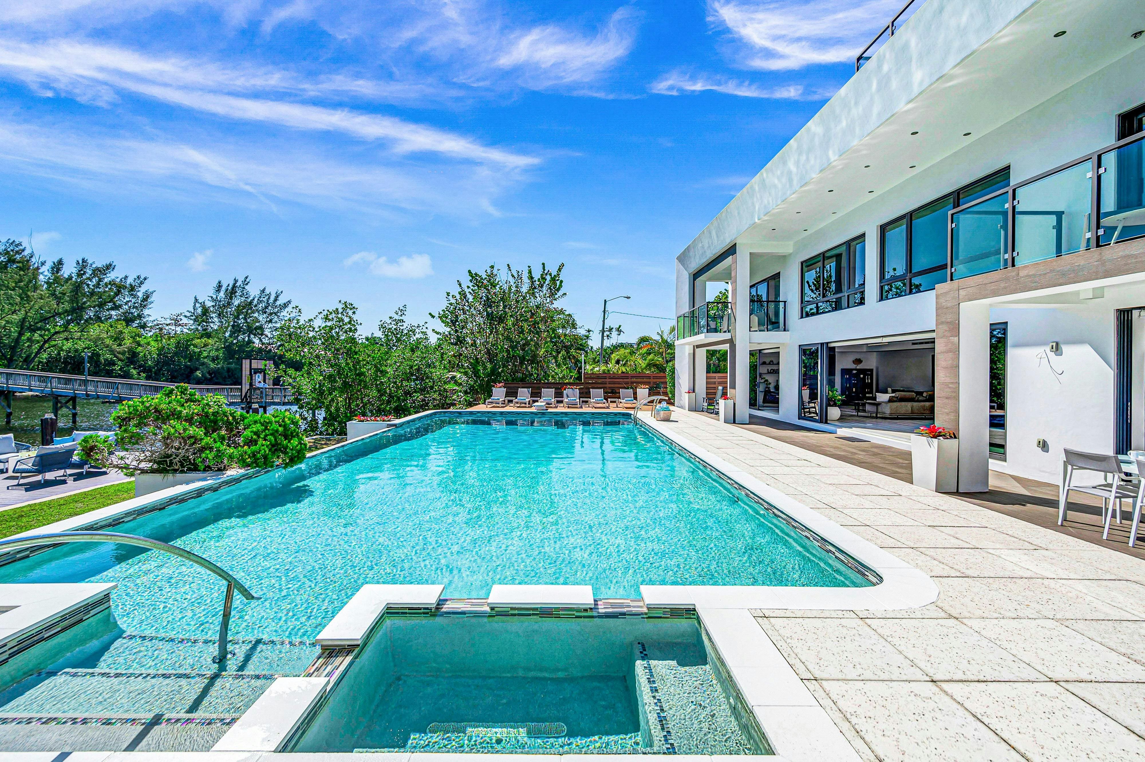 House Tropics Harbor Beach: Luxury 6-Bedroom Villa with Seaviews and Pool, Harbor Beach