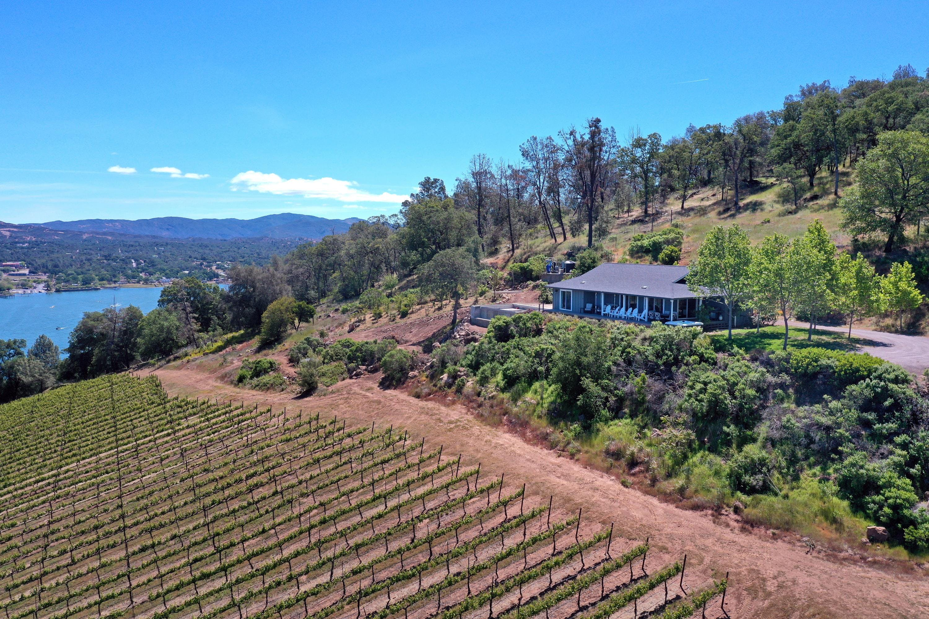 House Tulelake County: Luxury 3-Bedroom Apartment with Infinity Pool and Lake Views, Lake County