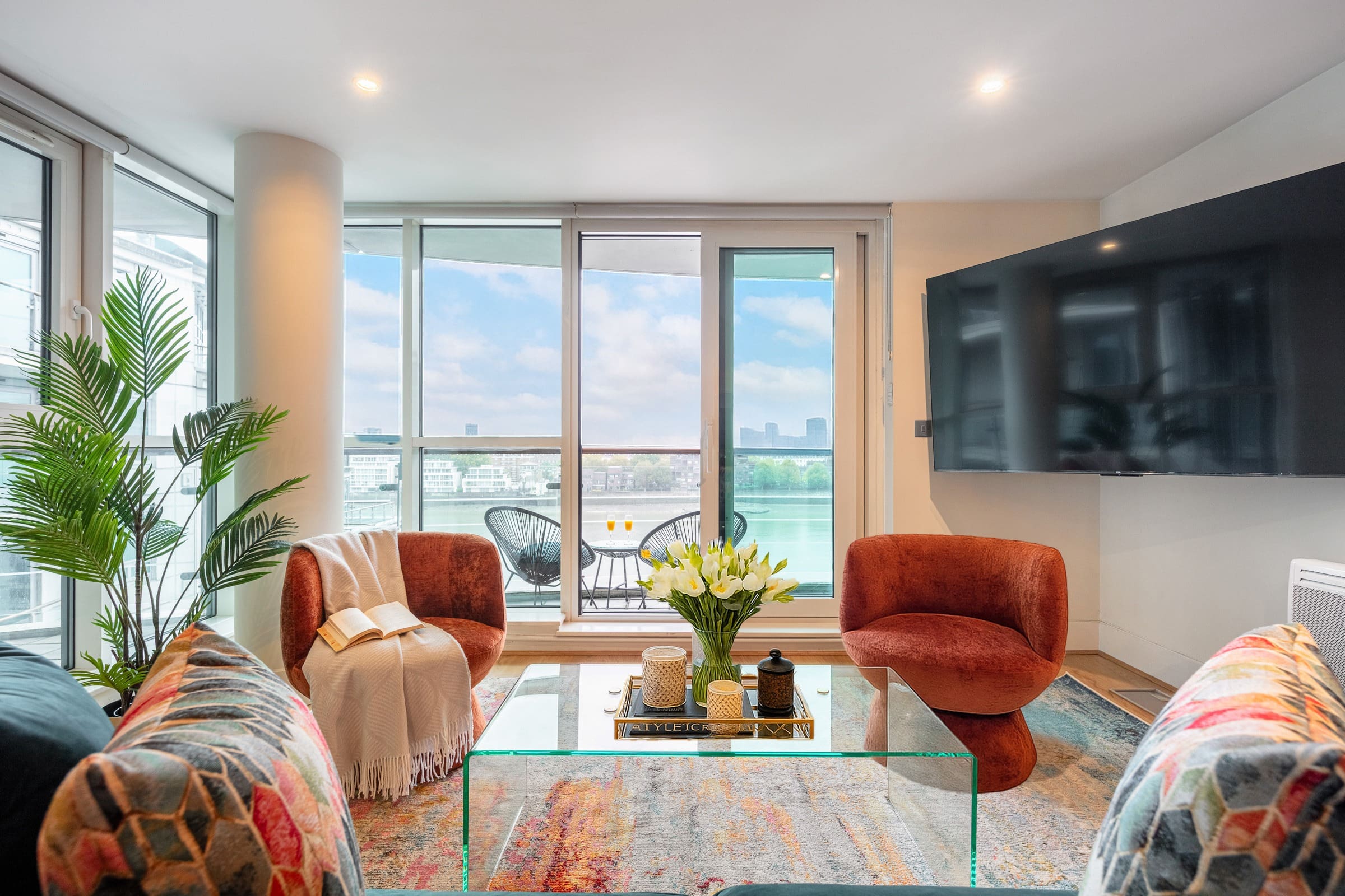 House Vauxhall Thames: Spacious 3-Bedroom Apartment with Balcony Views, Vauxhall