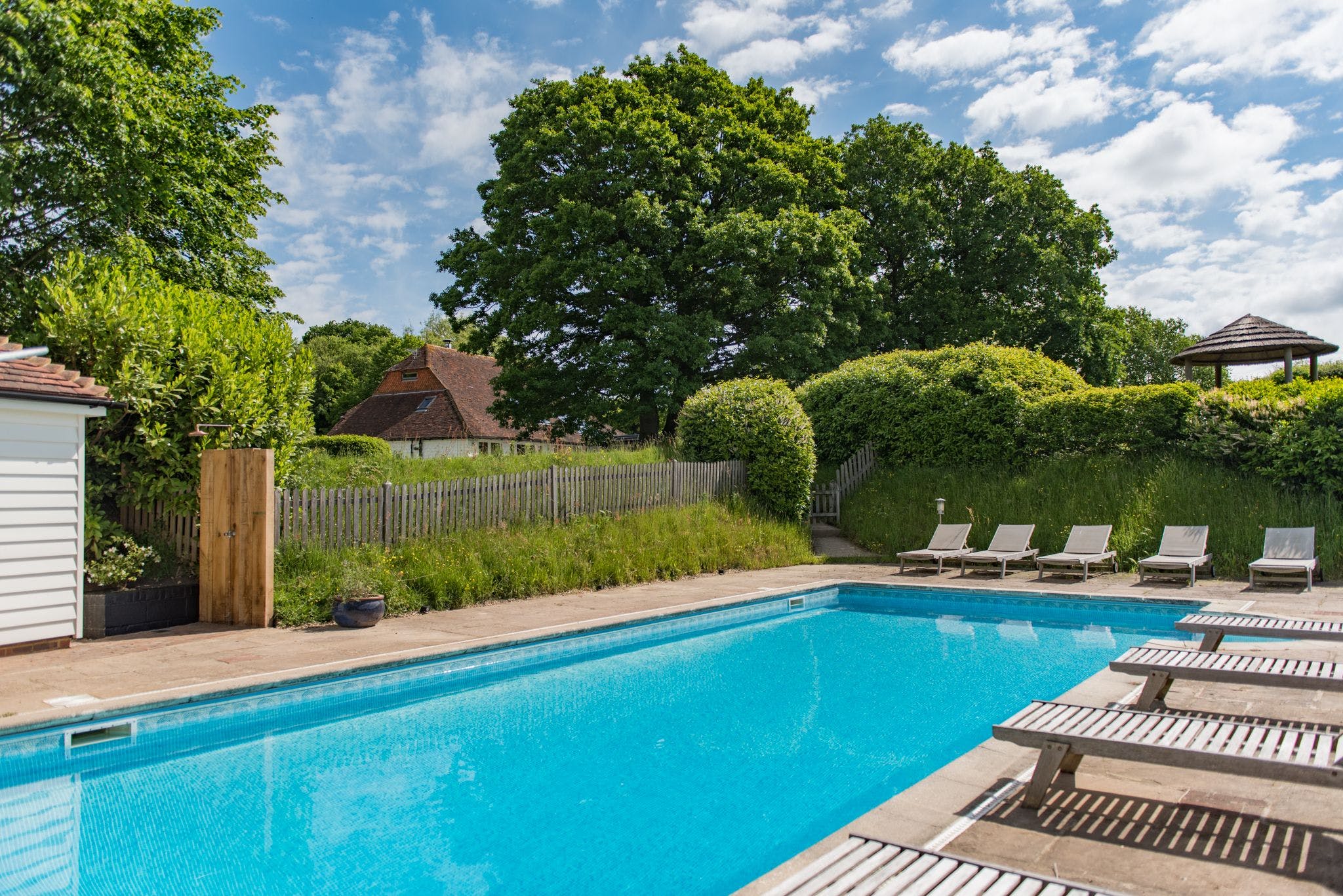 House Wealden Kent: Spacious 9-Bedroom Apartment with Heated Pool, Kent