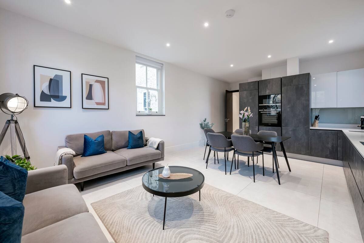 House Whittington Holloway: Spacious 4-Bedroom Luxury Apartment with Garden Access, Holloway